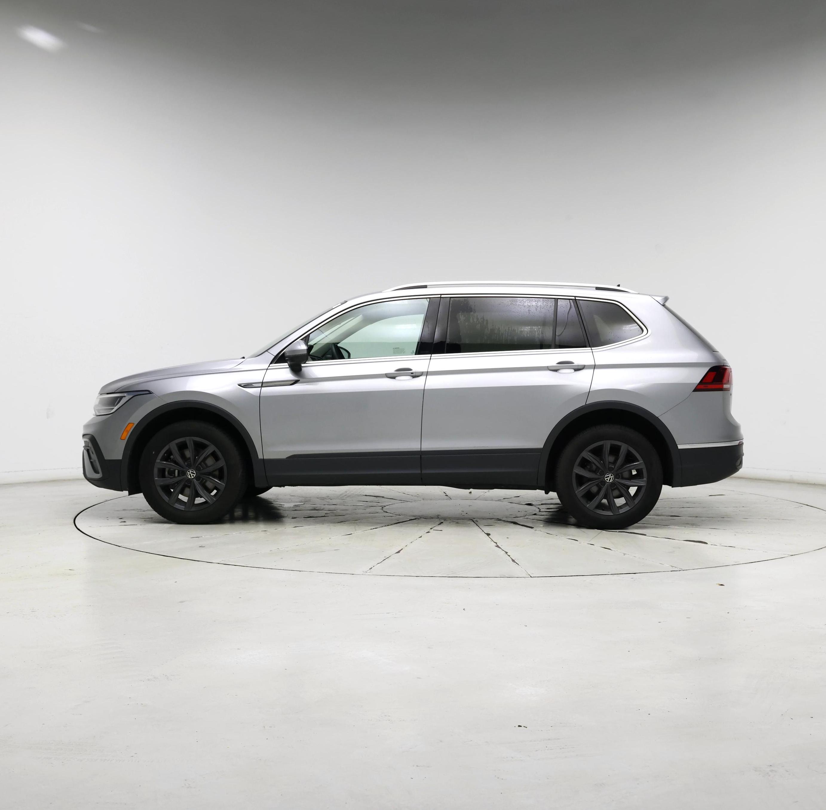 Thumbnail: 2022 Volkswagen Tiguan - 3