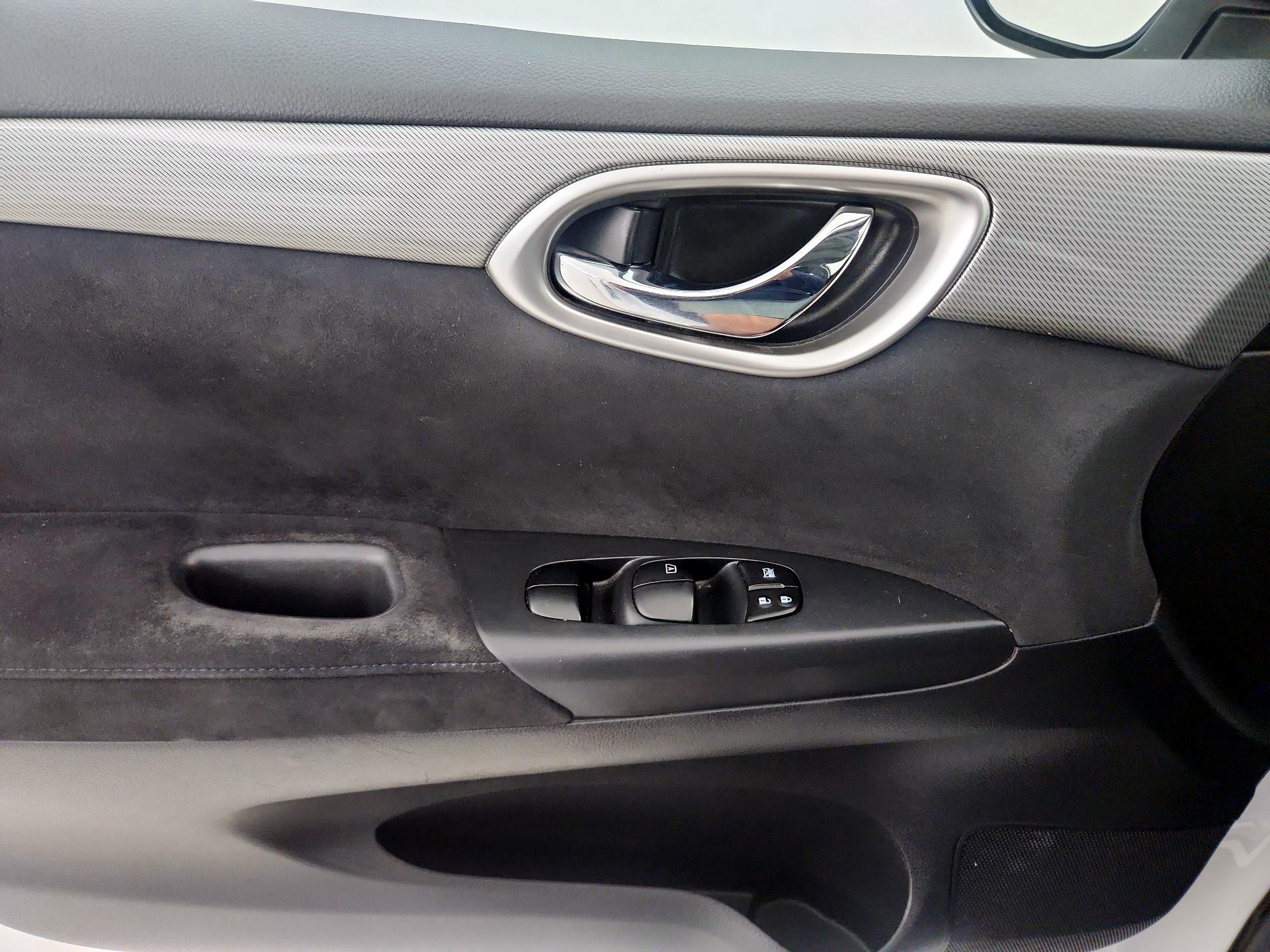 Thumbnail: 2015 Nissan Sentra - 12