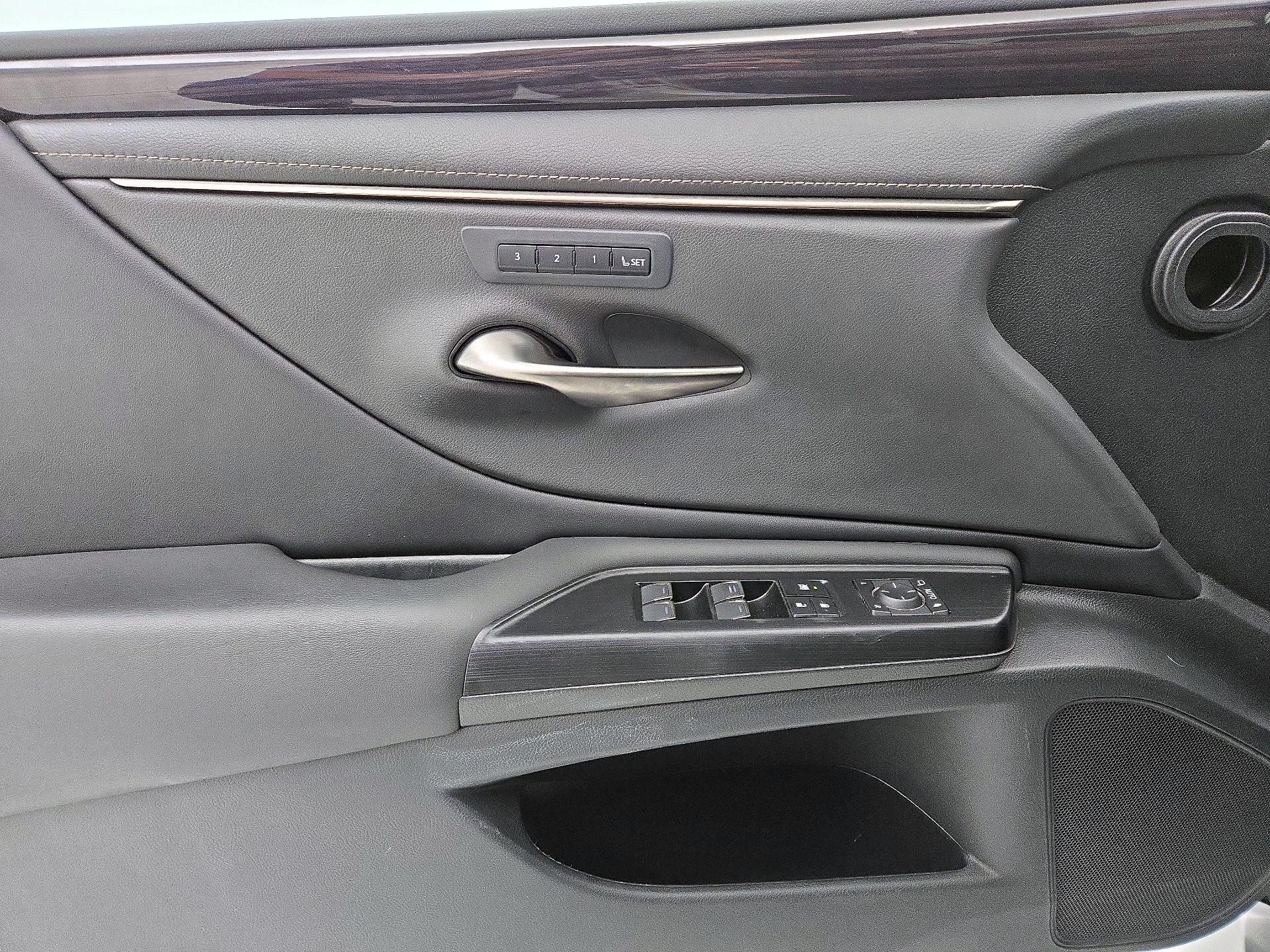 Thumbnail: 2021 Lexus ES - 12