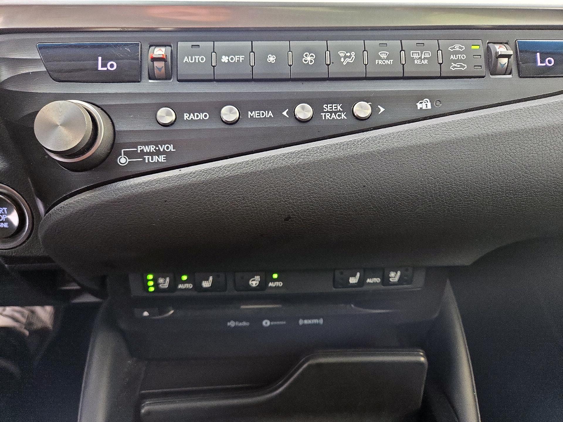 Thumbnail: 2021 Lexus ES - 17