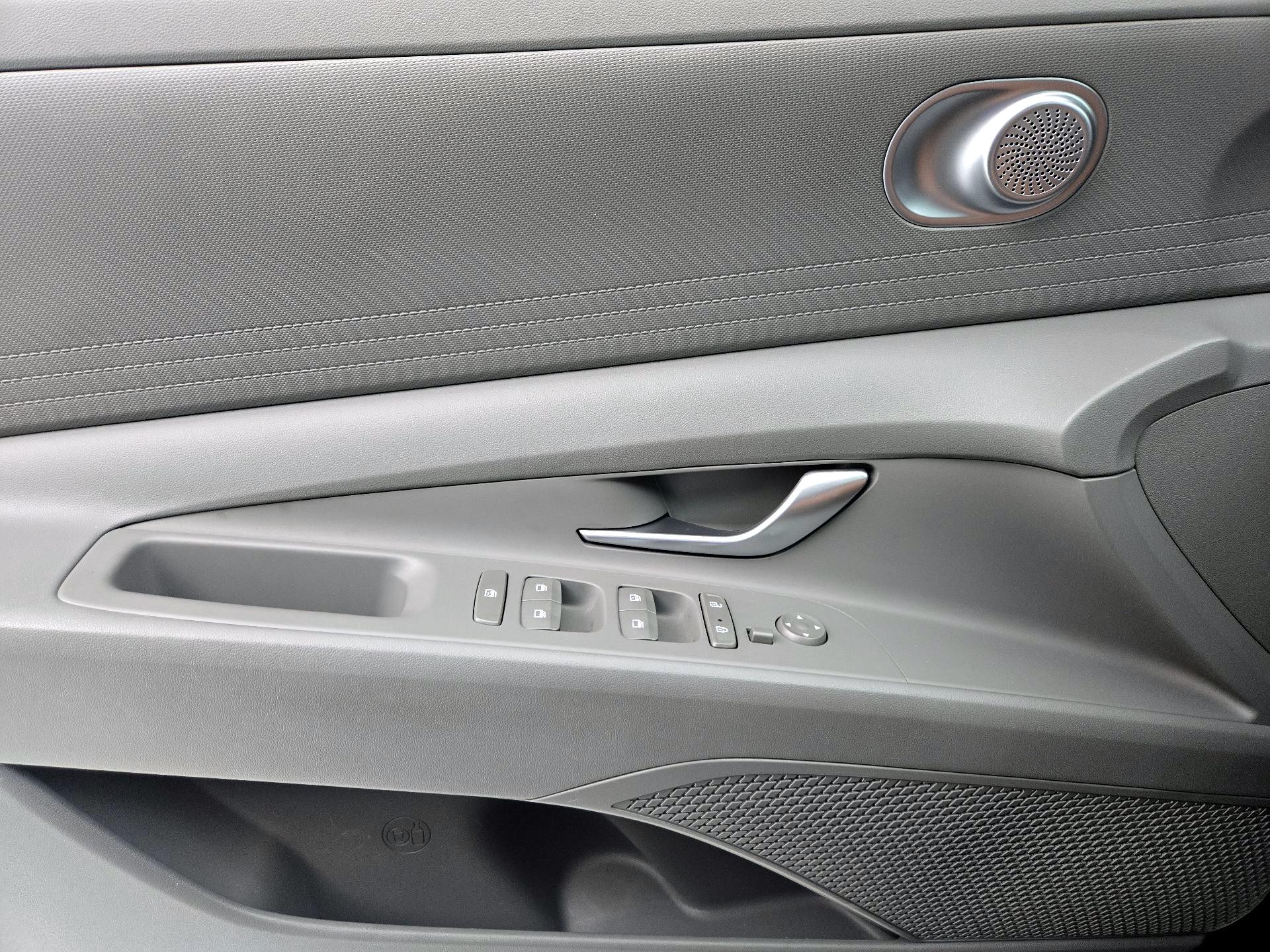 Thumbnail: 2023 Hyundai Elantra - 10