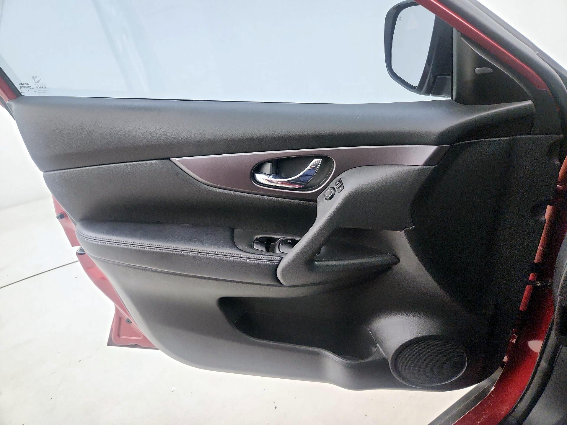 Thumbnail: 2016 Nissan Rogue - 12
