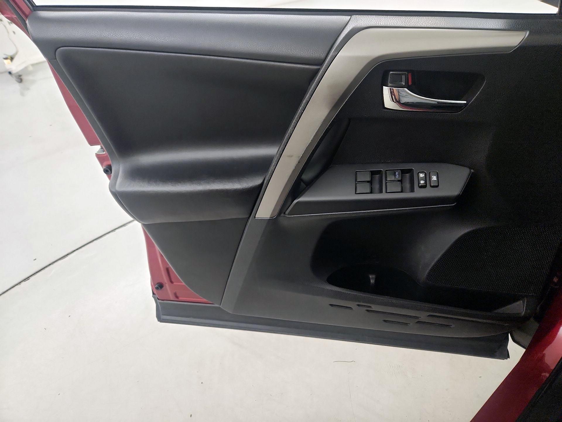 Thumbnail: 2018 Toyota RAV4 - 12