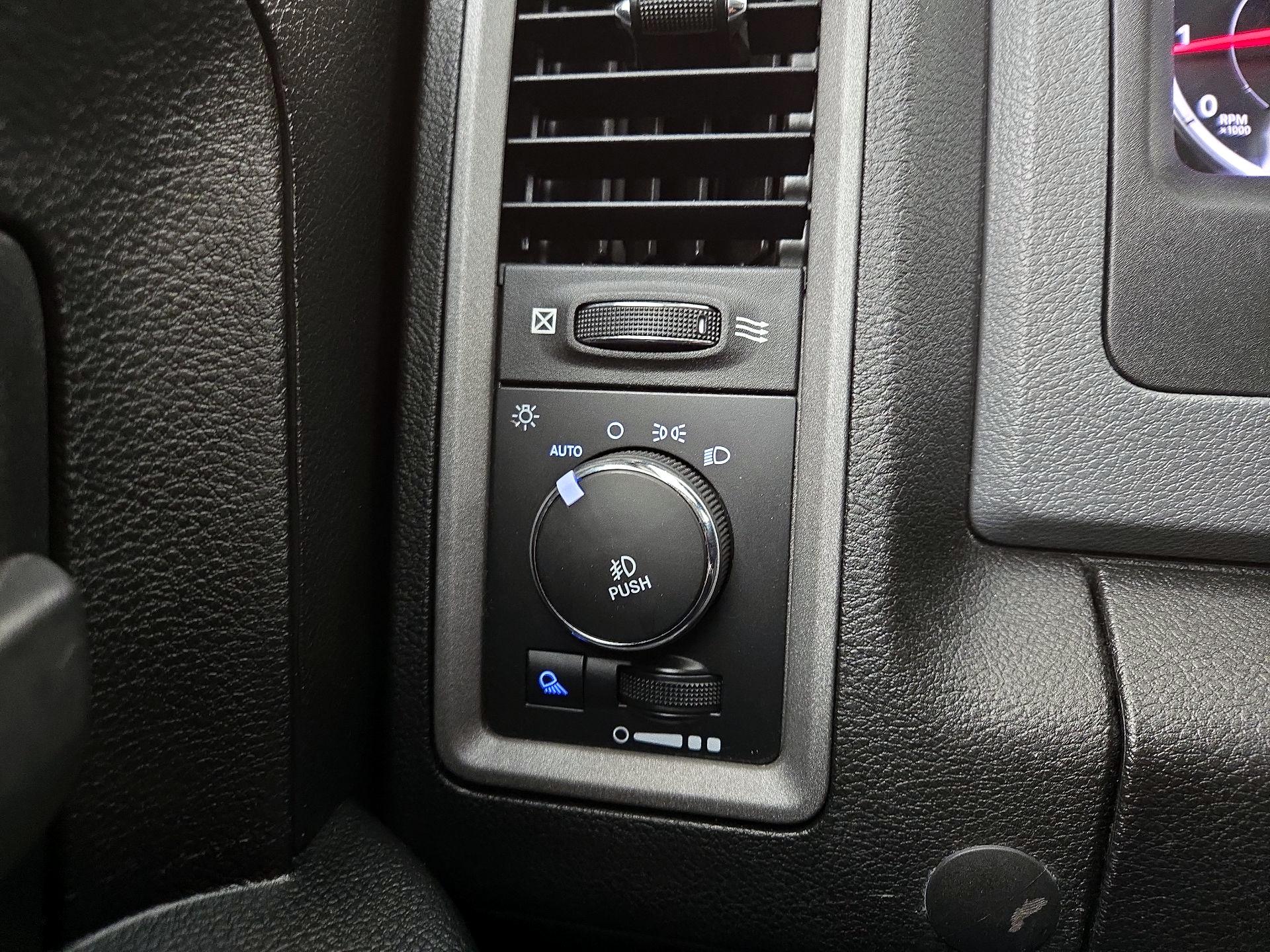 Thumbnail: 2019 RAM 1500 Classic - 13