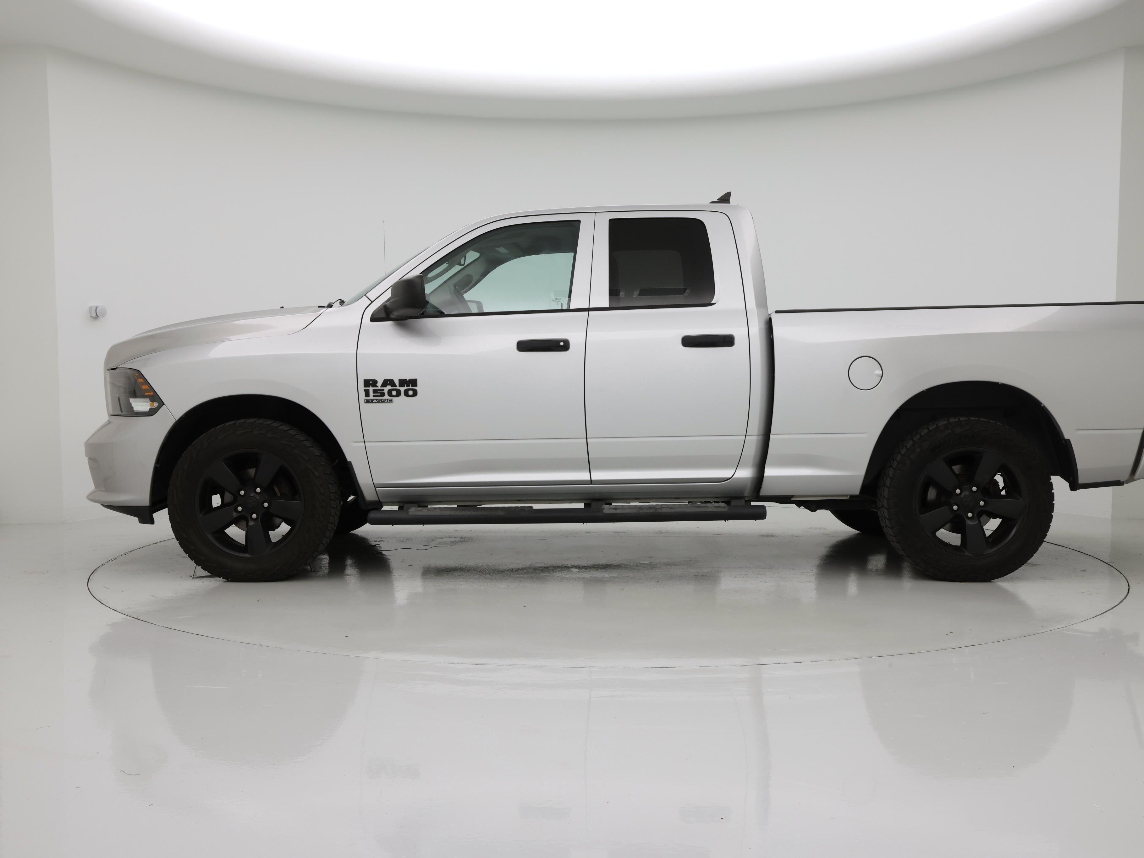 Thumbnail: 2019 RAM 1500 Classic - 3