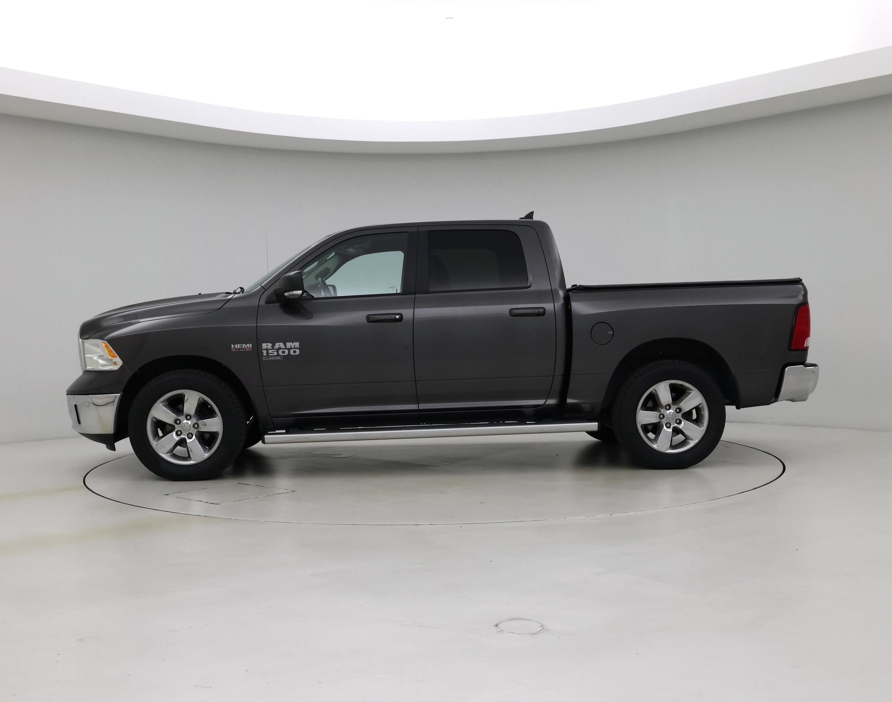 Thumbnail: 2019 RAM 1500 Classic - 3