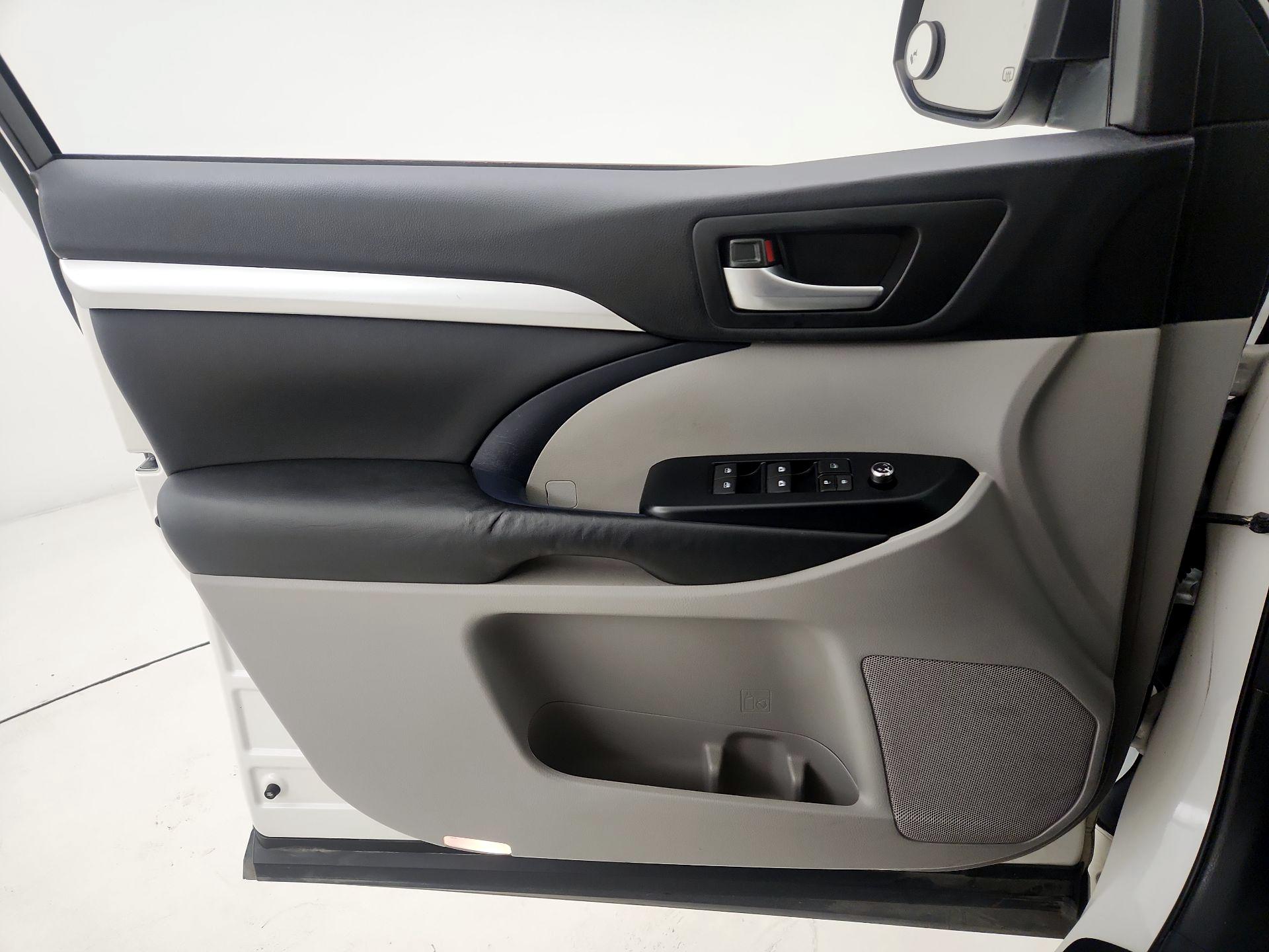 Thumbnail: 2014 Toyota Highlander - 12