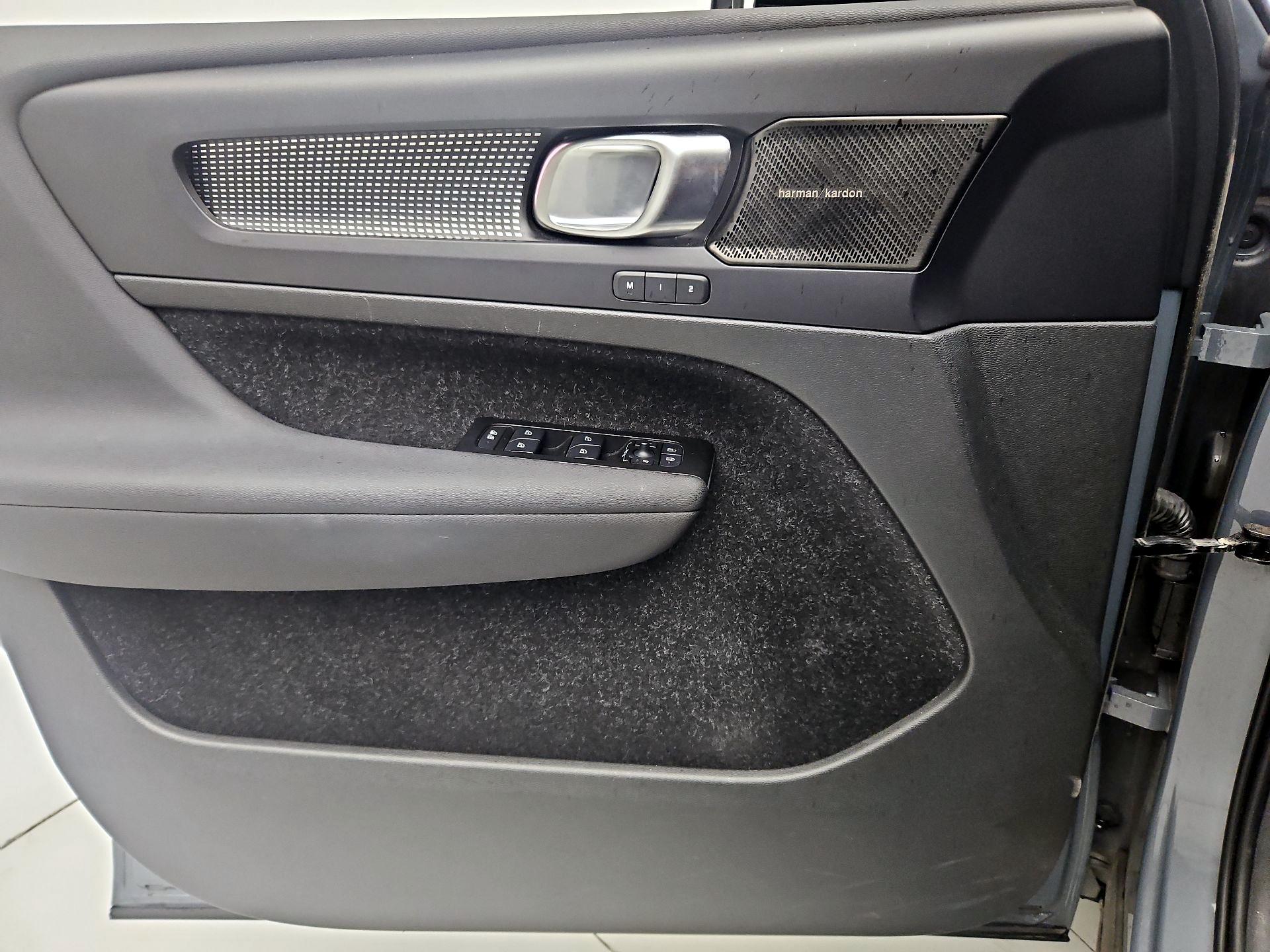 Thumbnail: 2021 Volvo XC40 - 12