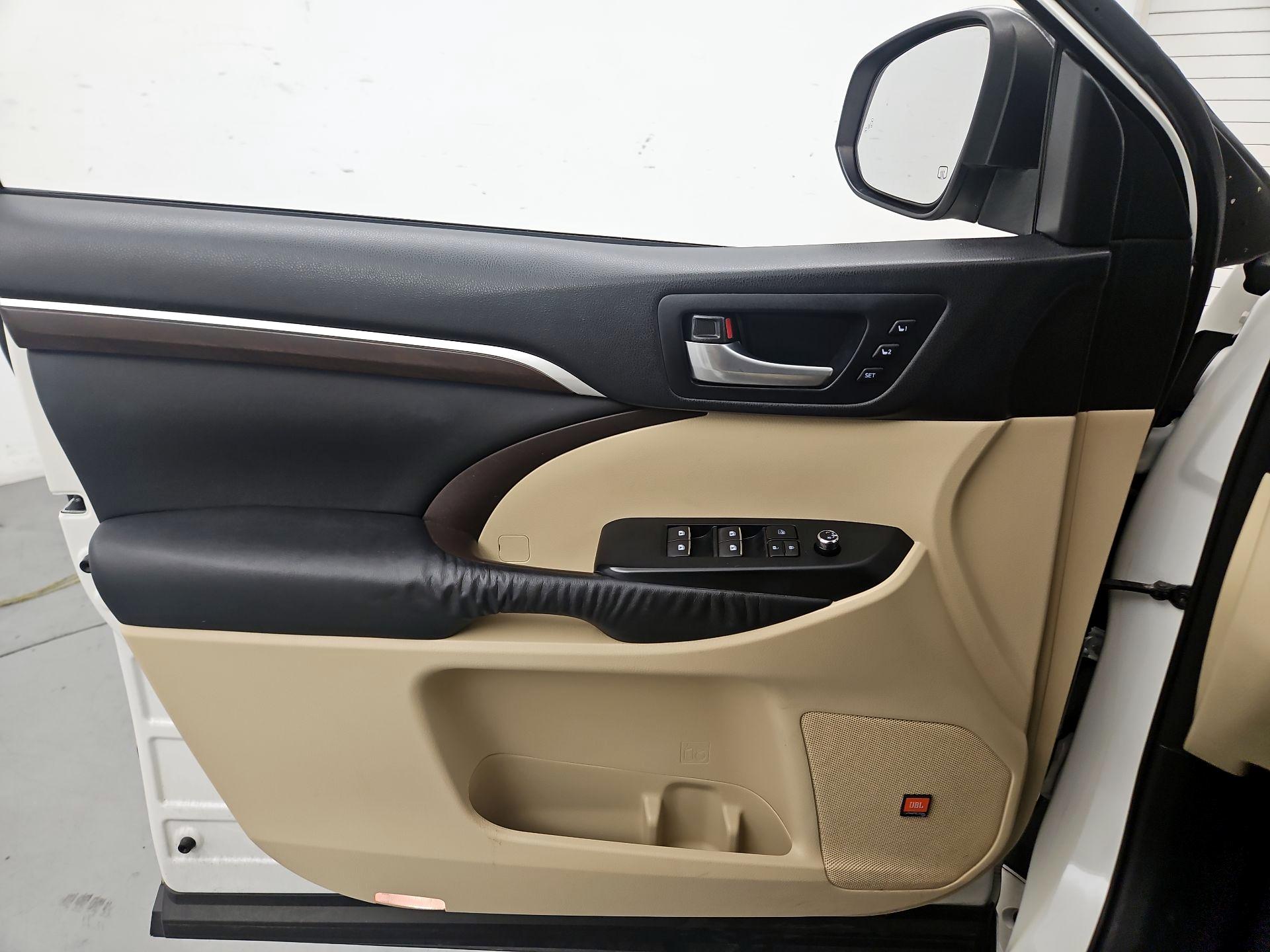 Thumbnail: 2015 Toyota Highlander - 12