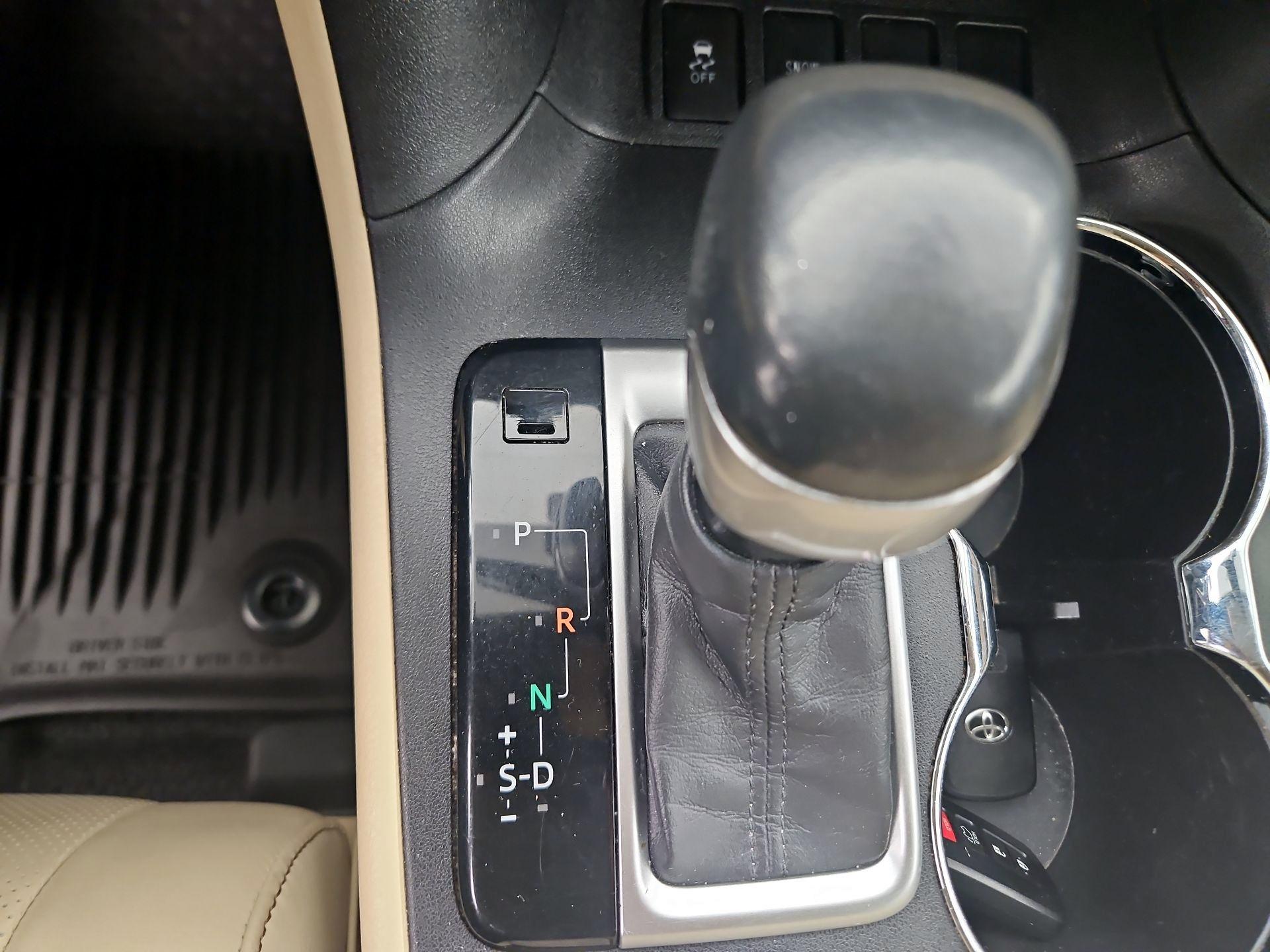 Thumbnail: 2015 Toyota Highlander - 16