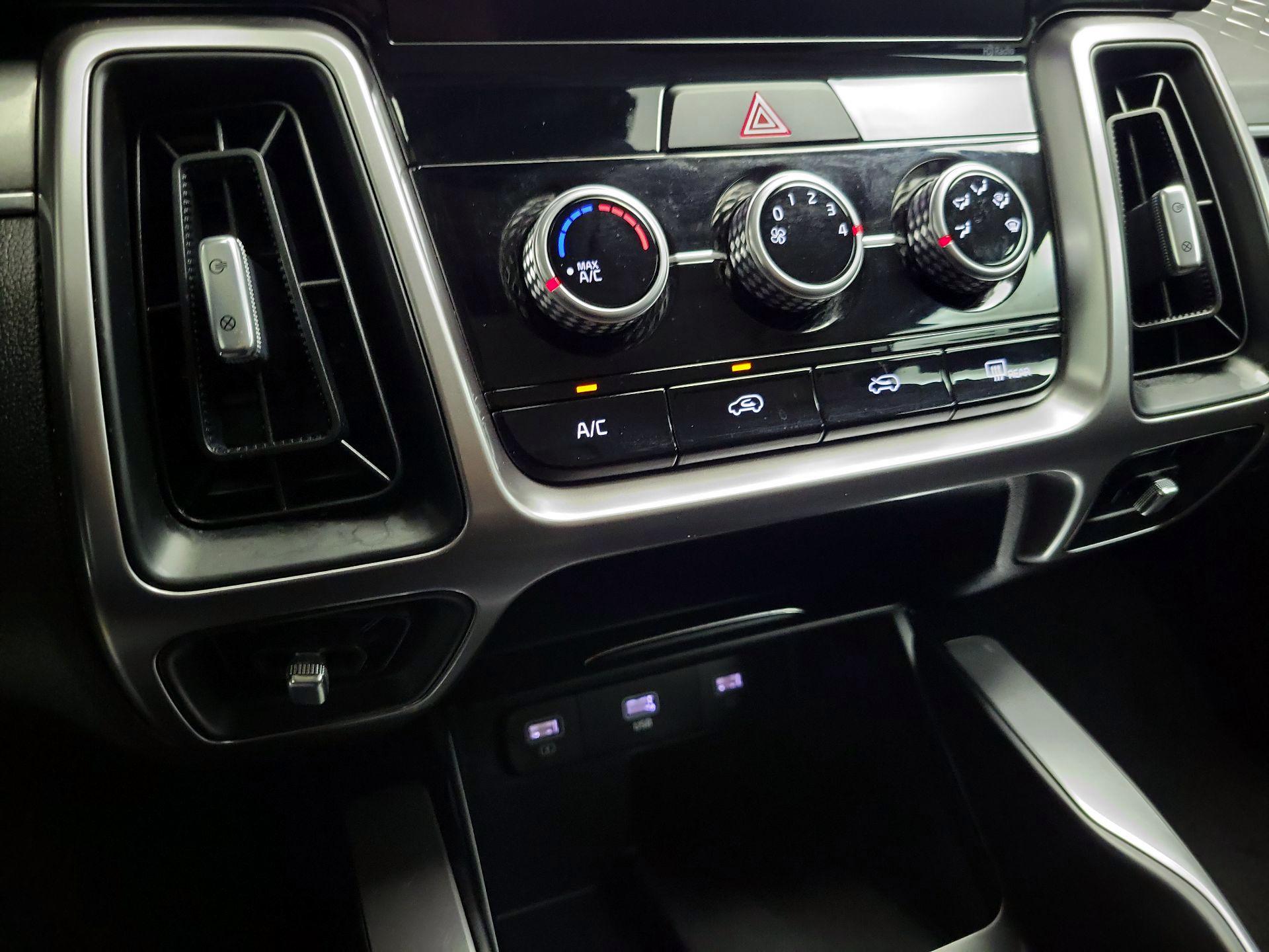 Thumbnail: 2023 Kia Sorento - 16