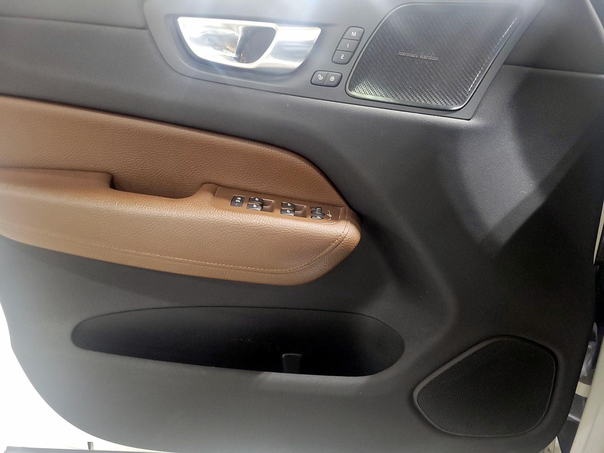 Thumbnail: 2019 Volvo XC60 - 12
