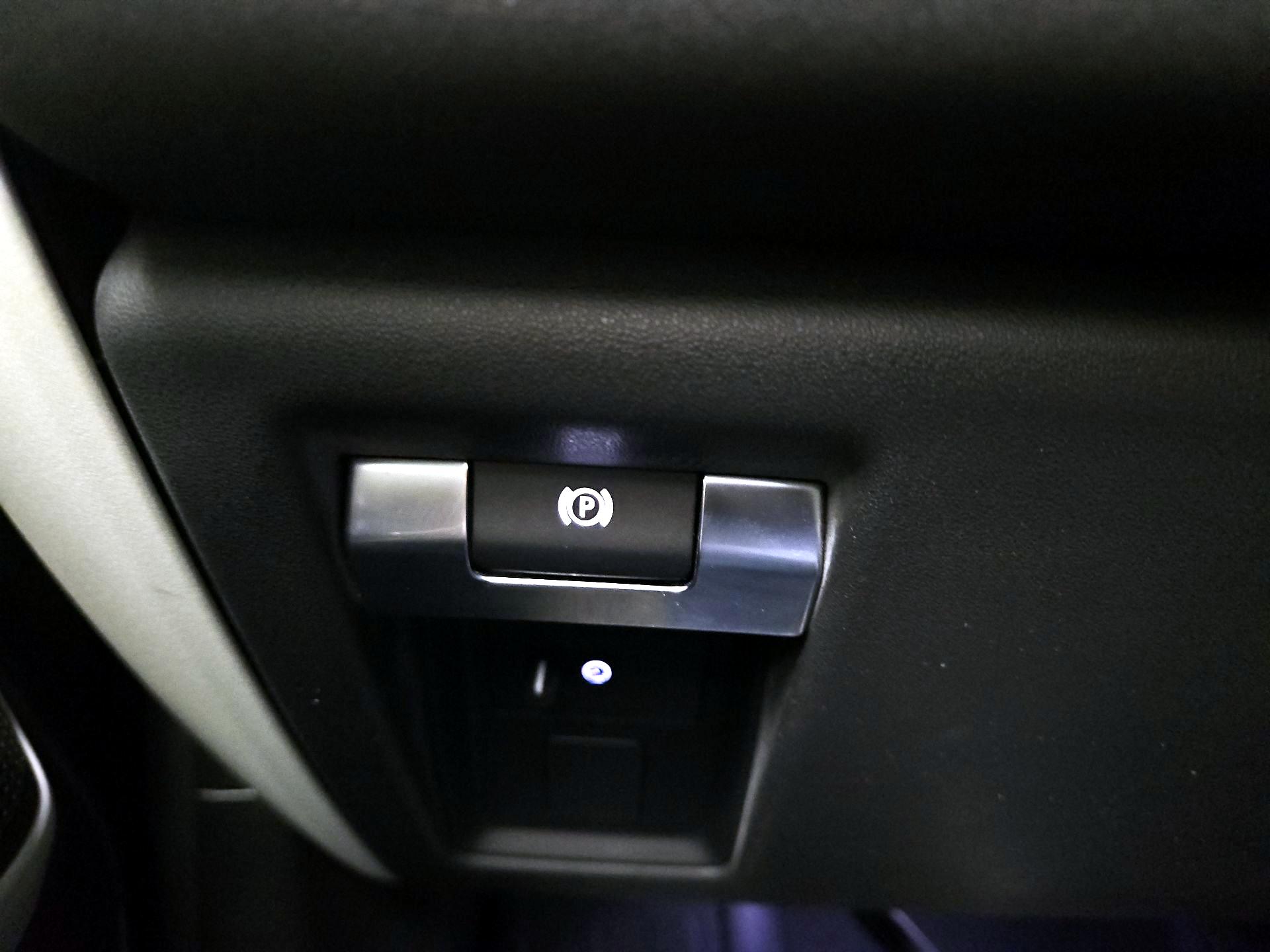 Thumbnail: 2023 Land Rover Defender - 13