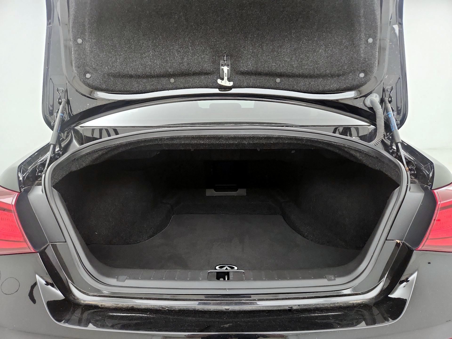 Thumbnail: 2016 INFINITI Q70 - 19