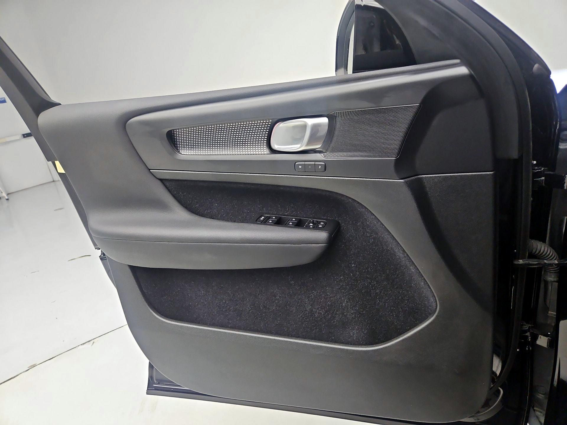 Thumbnail: 2020 Volvo XC40 - 12