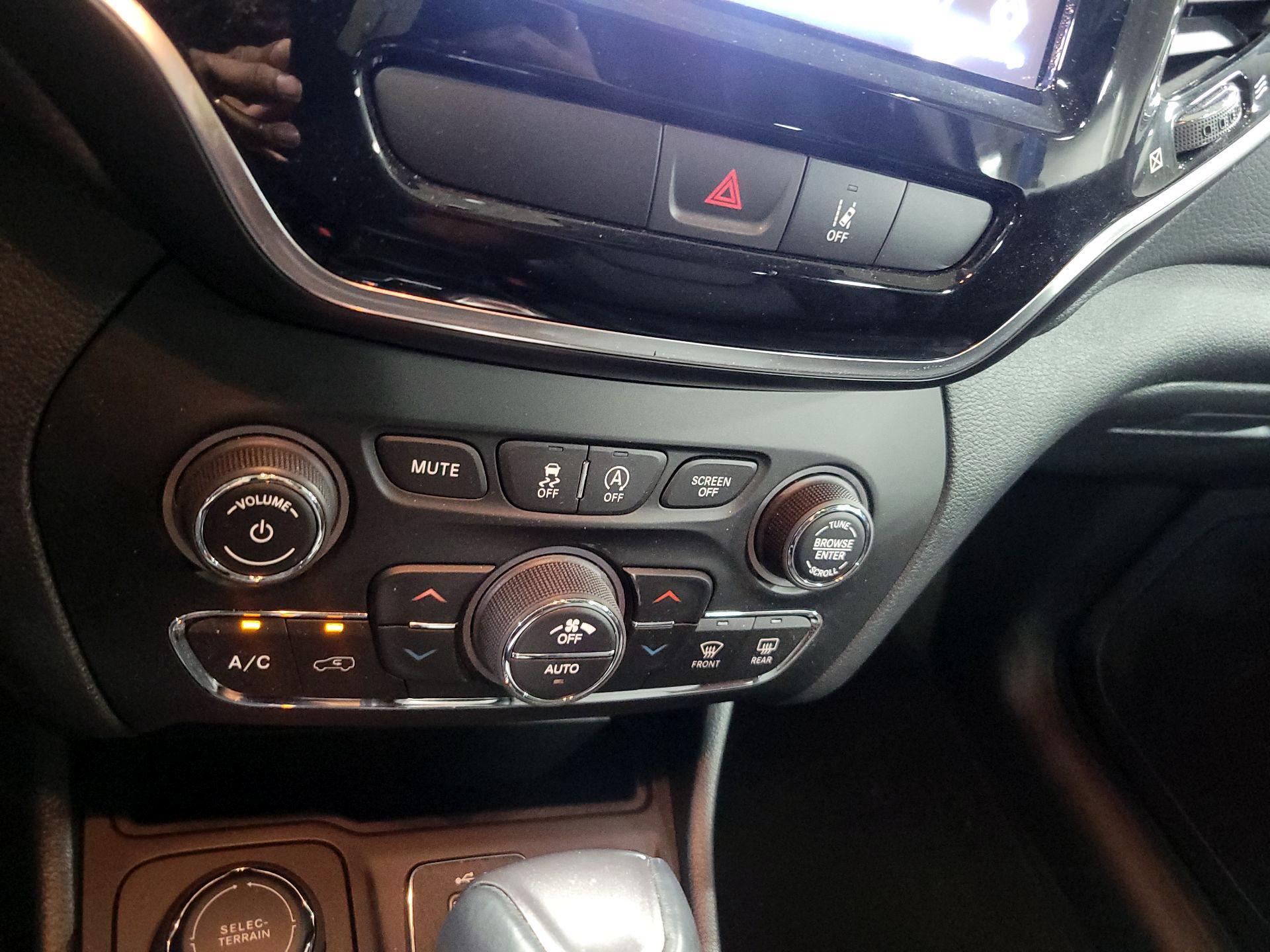 Thumbnail: 2022 Jeep Cherokee - 16