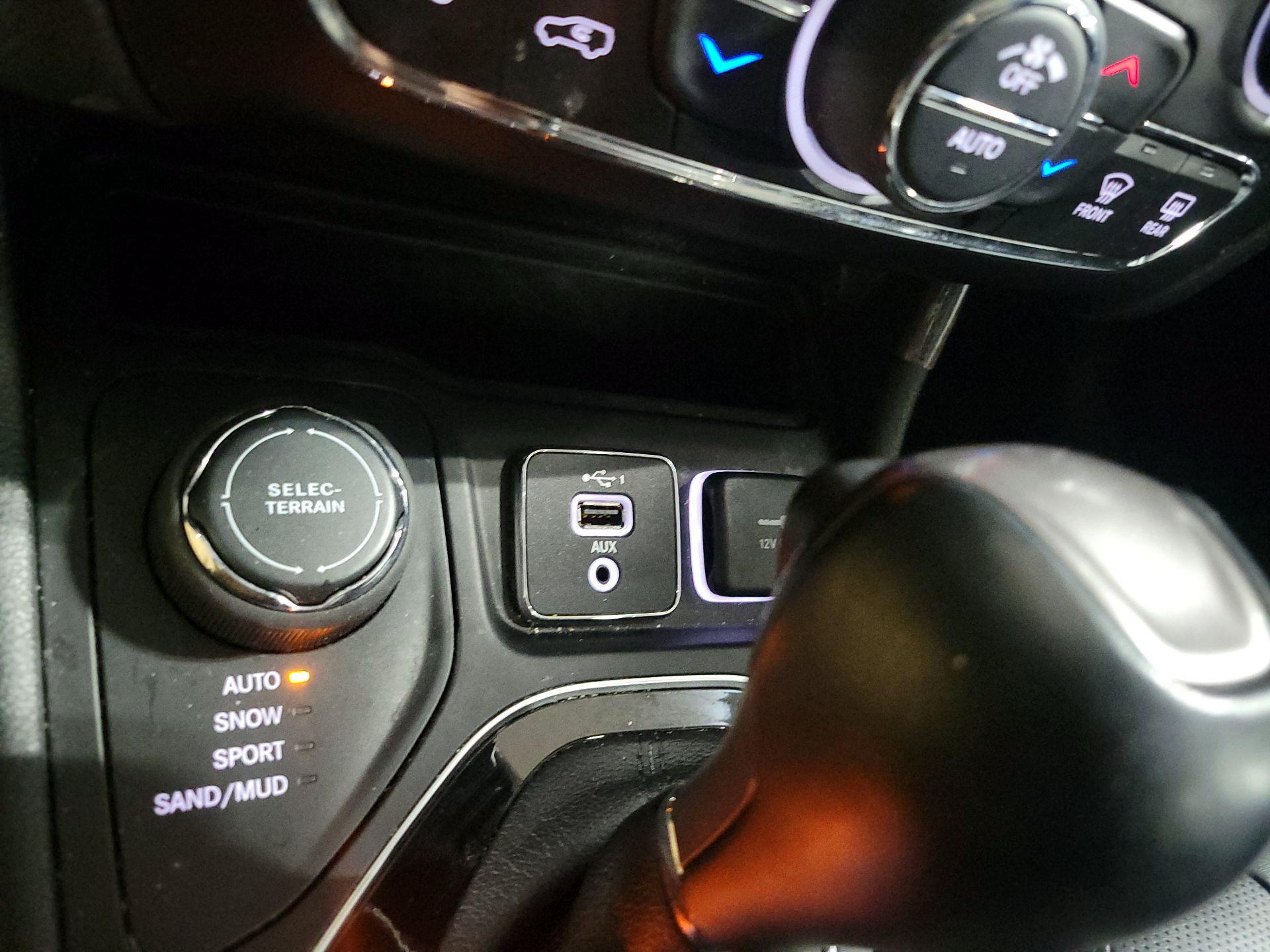 Thumbnail: 2021 Jeep Cherokee - 17