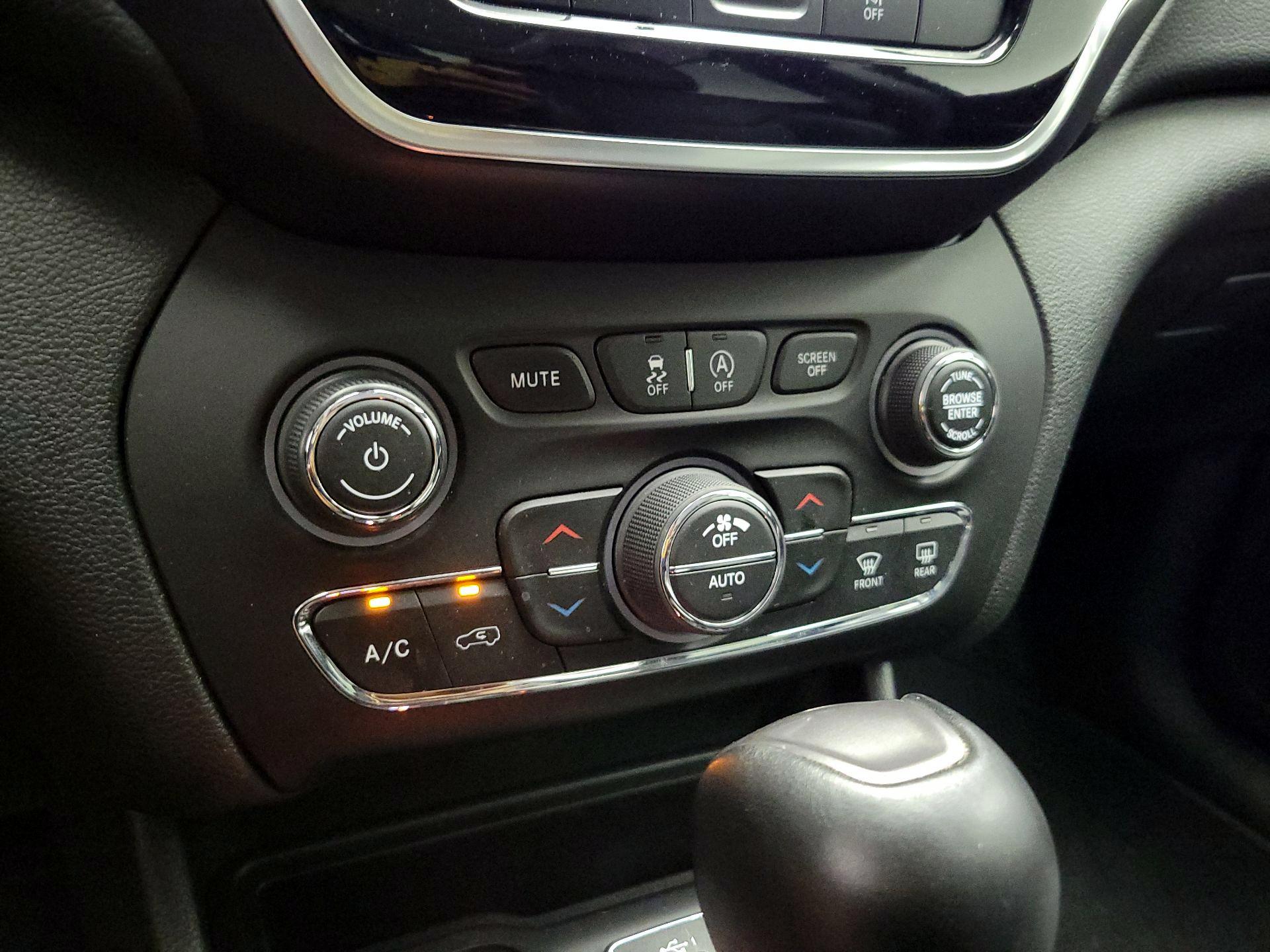 Thumbnail: 2021 Jeep Cherokee - 16