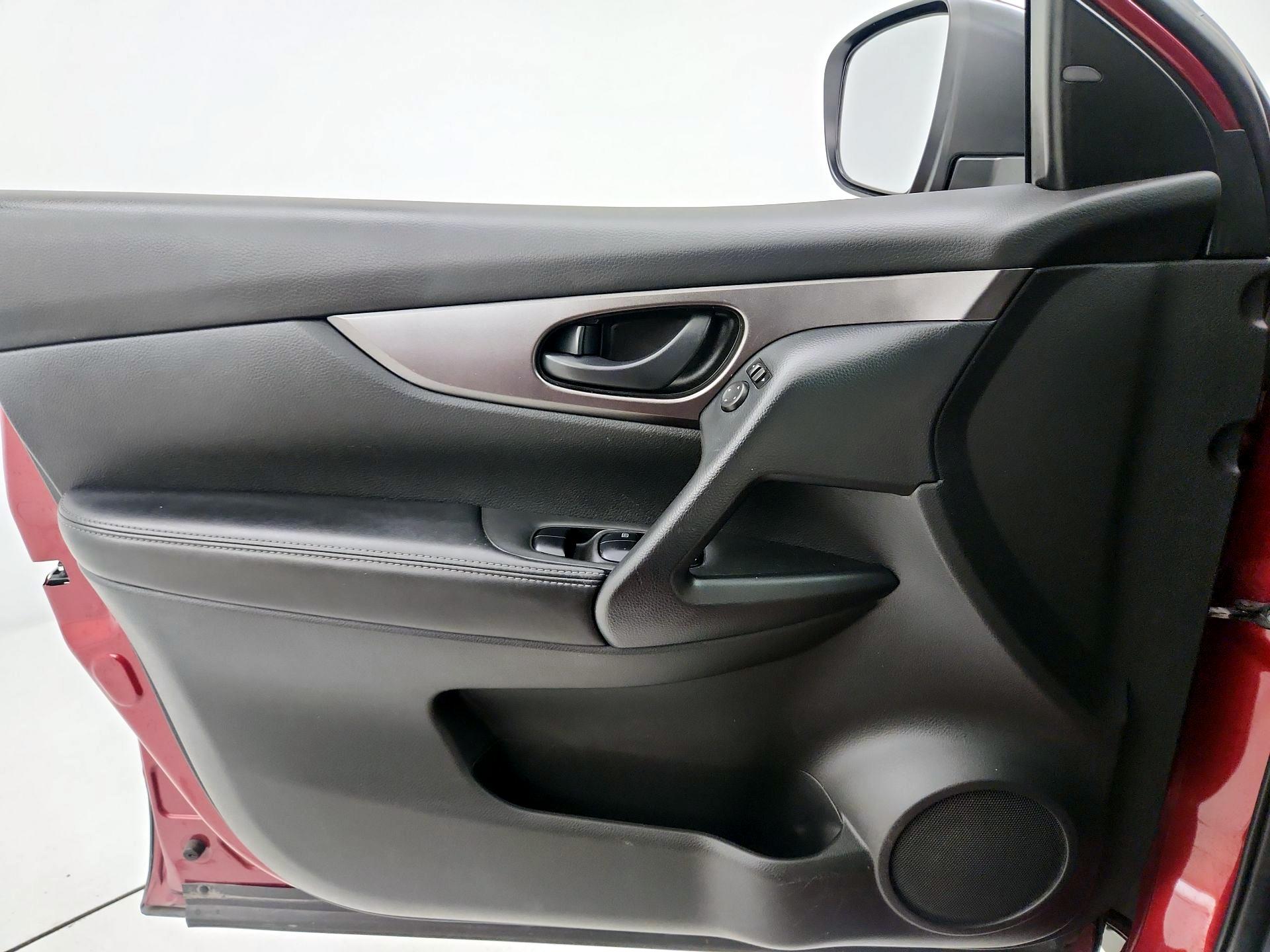 Thumbnail: 2020 Nissan Rogue Sport - 12
