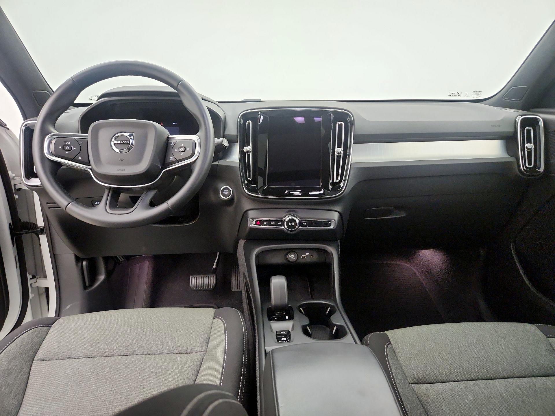 Thumbnail: 2025 Volvo XC40 - 9