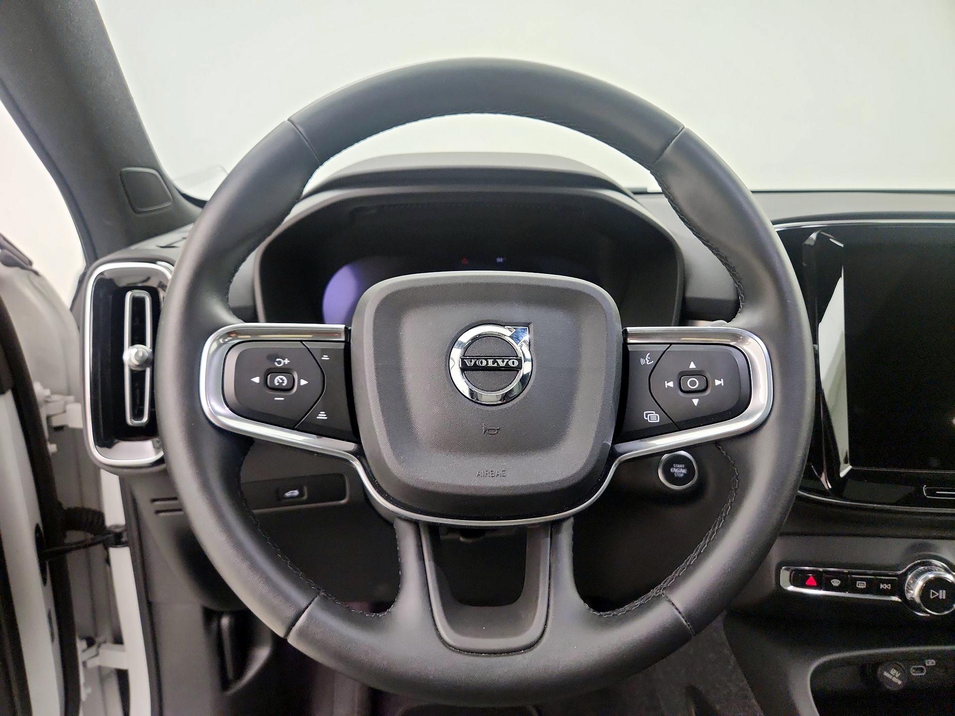Thumbnail: 2025 Volvo XC40 - 10