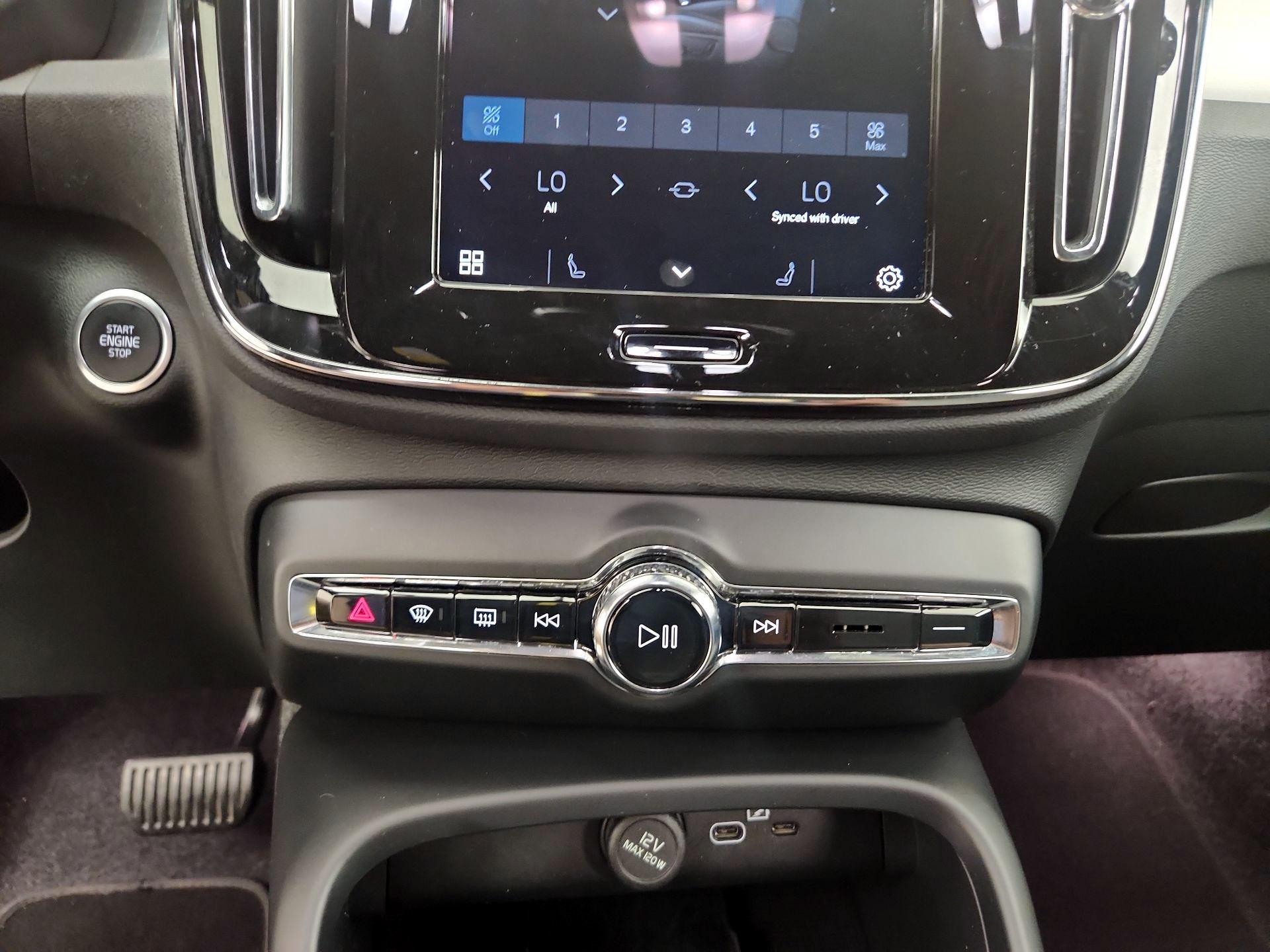 Thumbnail: 2025 Volvo XC40 - 16