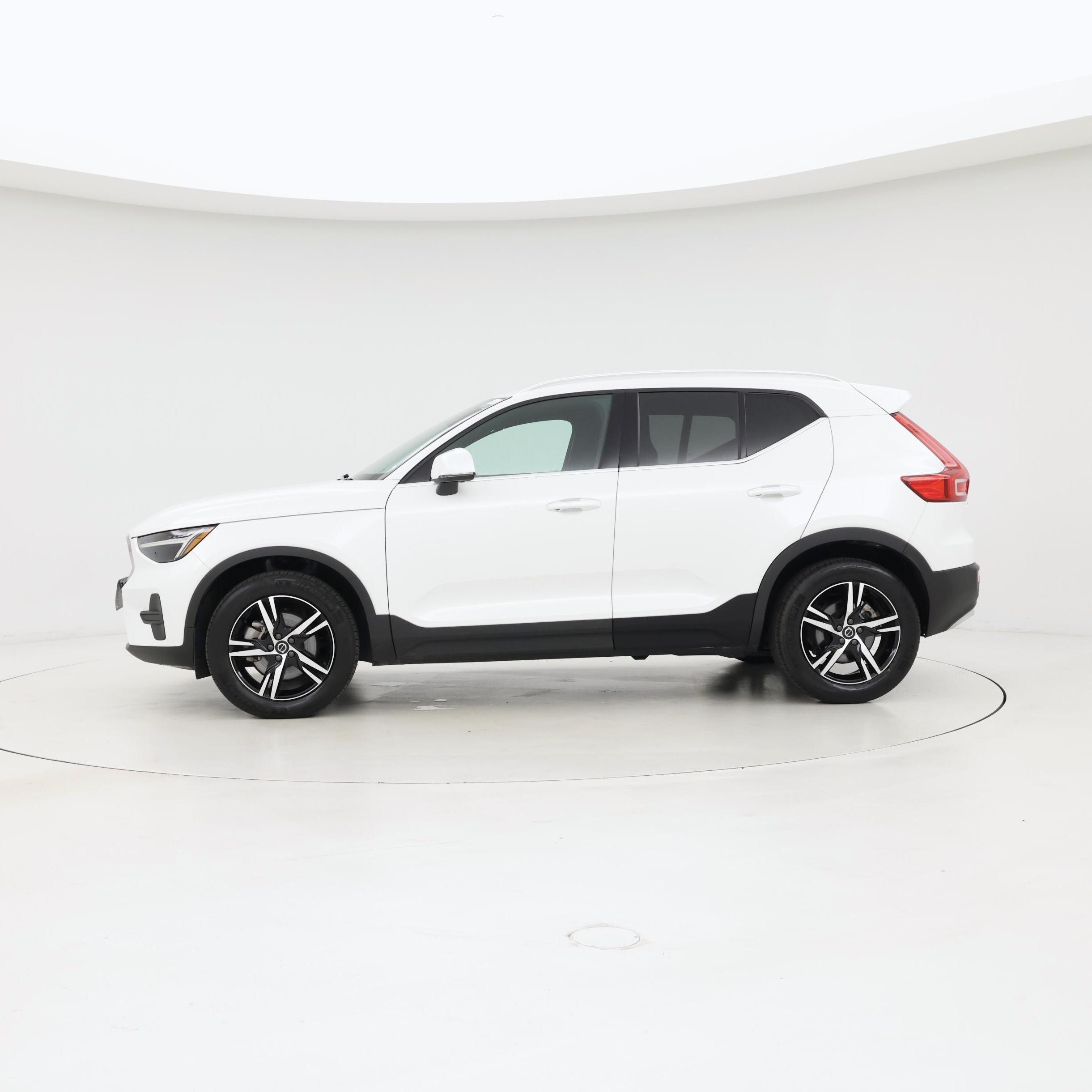 Thumbnail: 2025 Volvo XC40 - 3