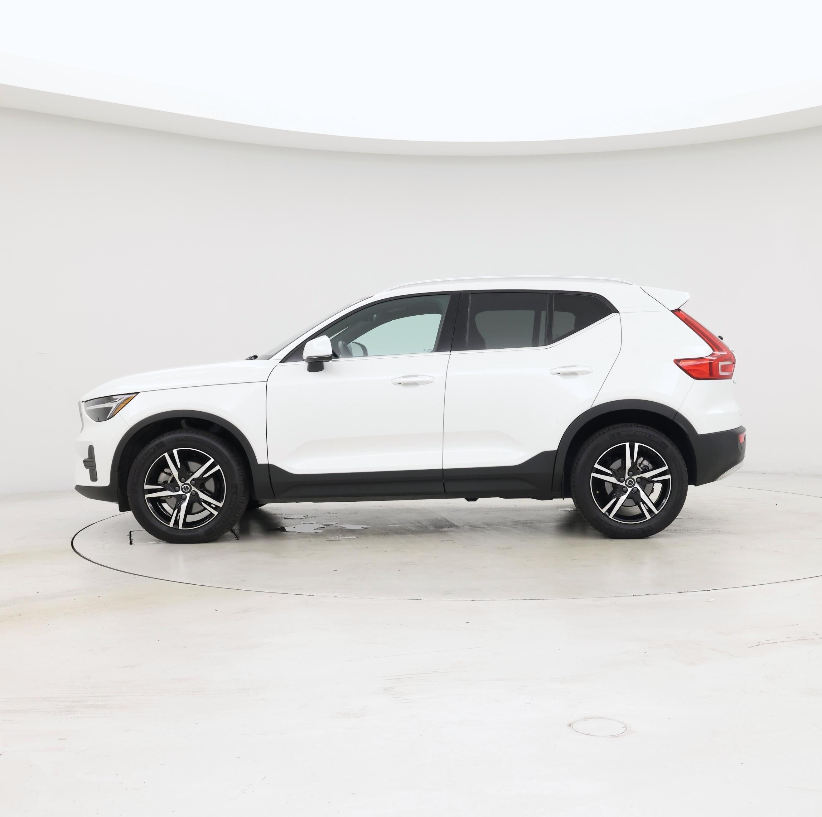 Thumbnail: 2025 Volvo XC40 - 3