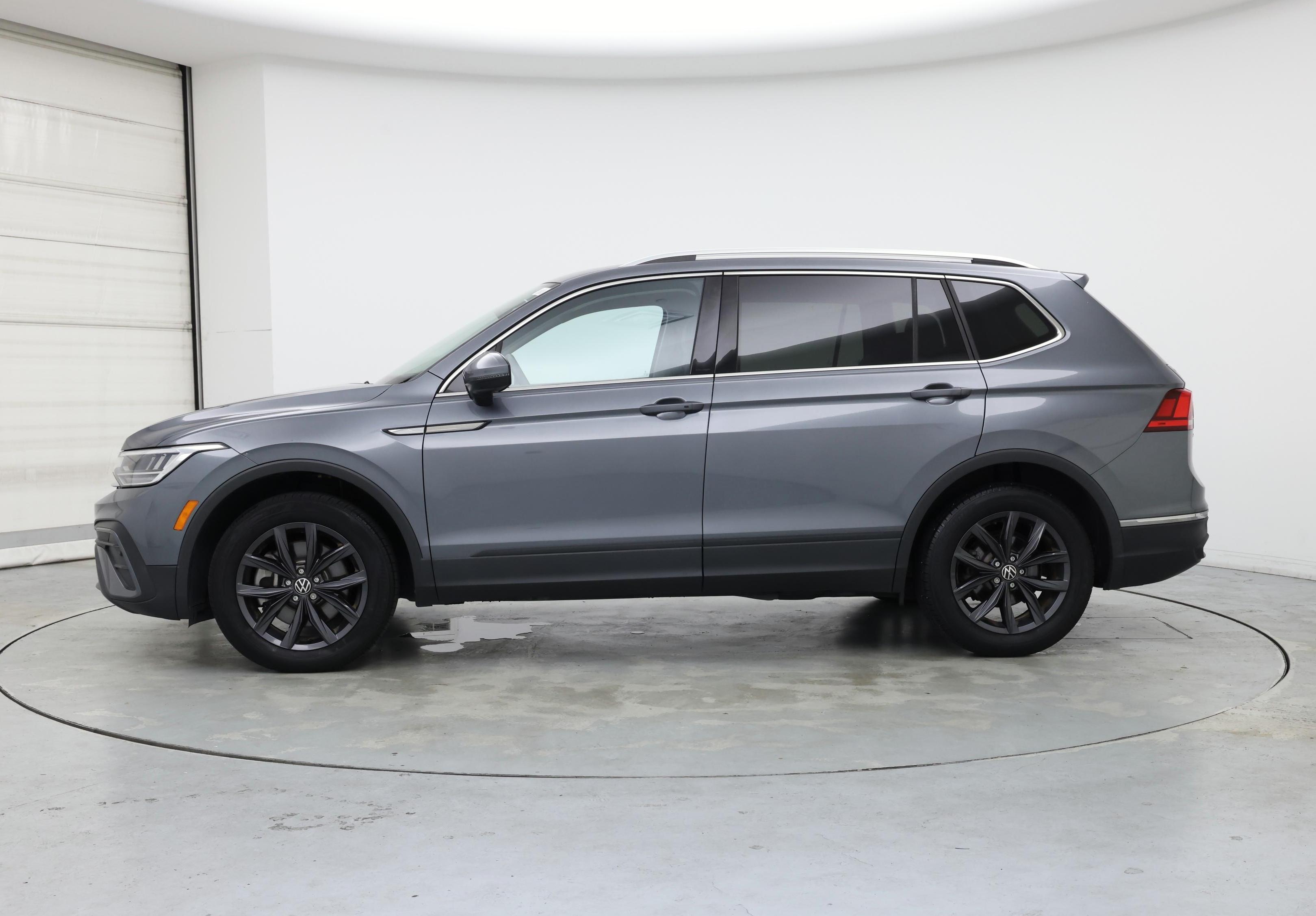 Thumbnail: 2022 Volkswagen Tiguan - 3