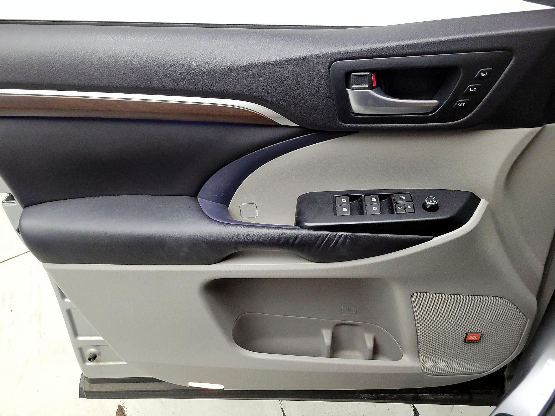 Thumbnail: 2016 Toyota Highlander - 12