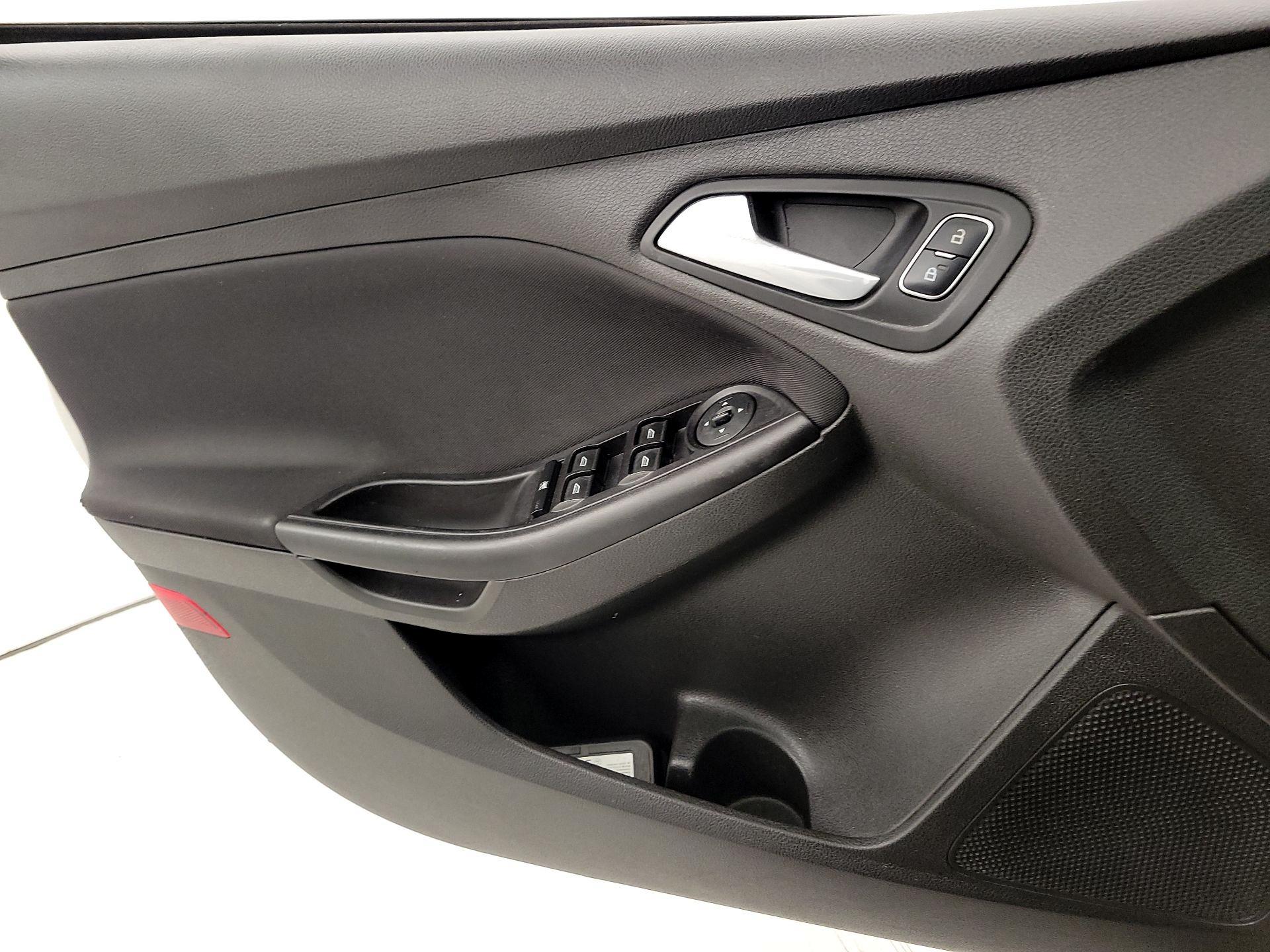 Thumbnail: 2016 Ford Focus - 12