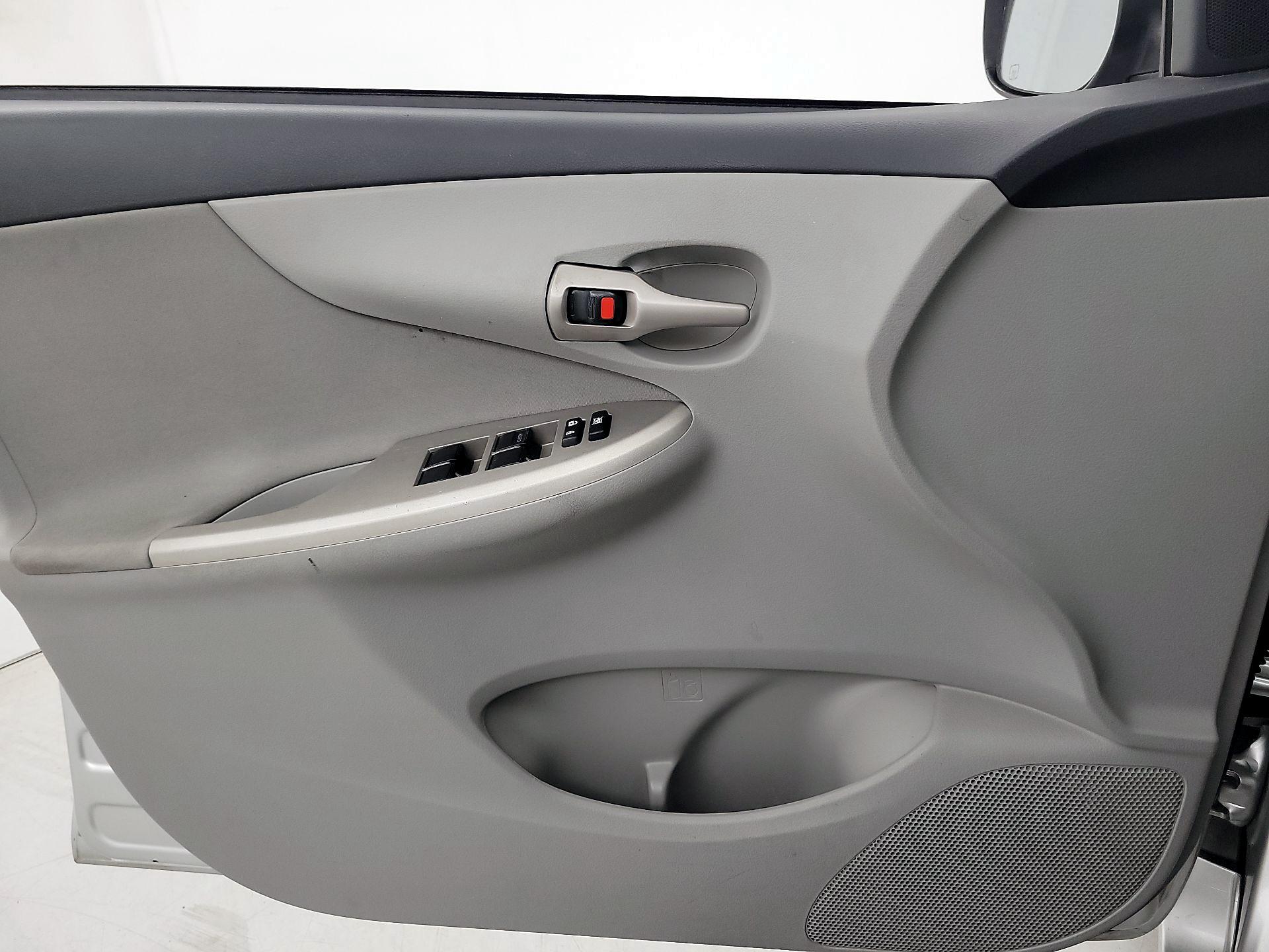 Thumbnail: 2013 Toyota Corolla - 12