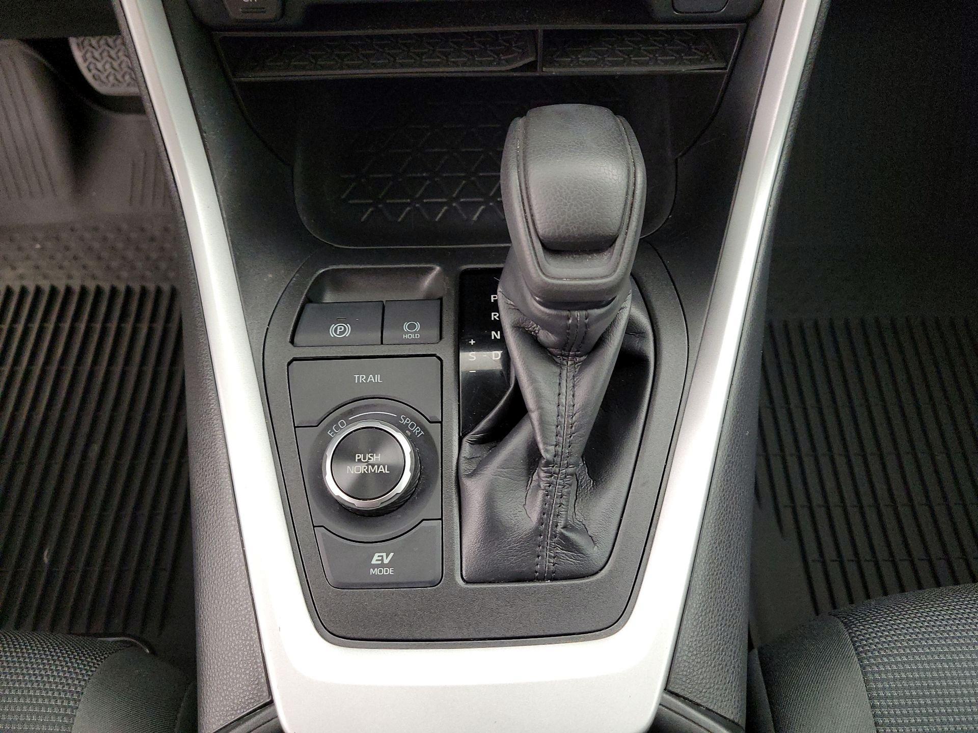 Thumbnail: 2021 Toyota RAV4 - 17