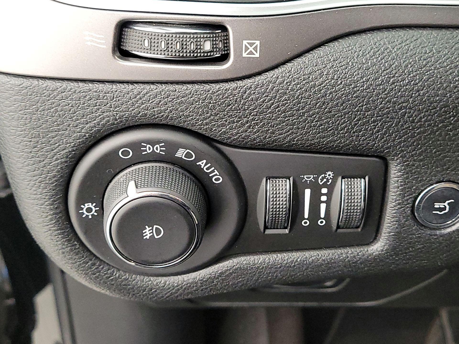 Thumbnail: 2019 Jeep Cherokee - 13