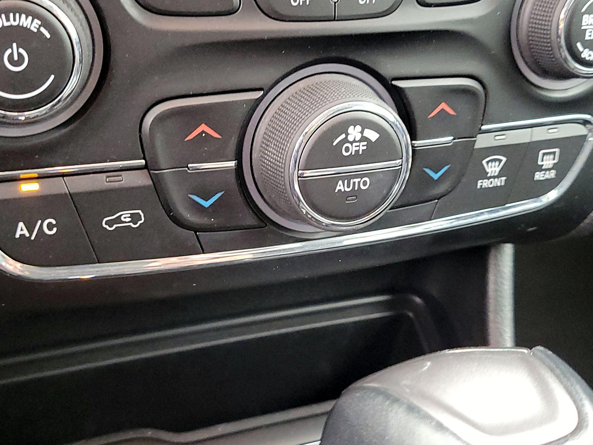 Thumbnail: 2019 Jeep Cherokee - 16