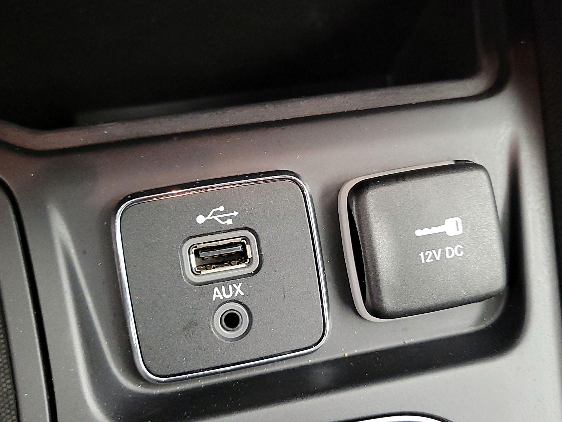 Thumbnail: 2019 Jeep Cherokee - 18