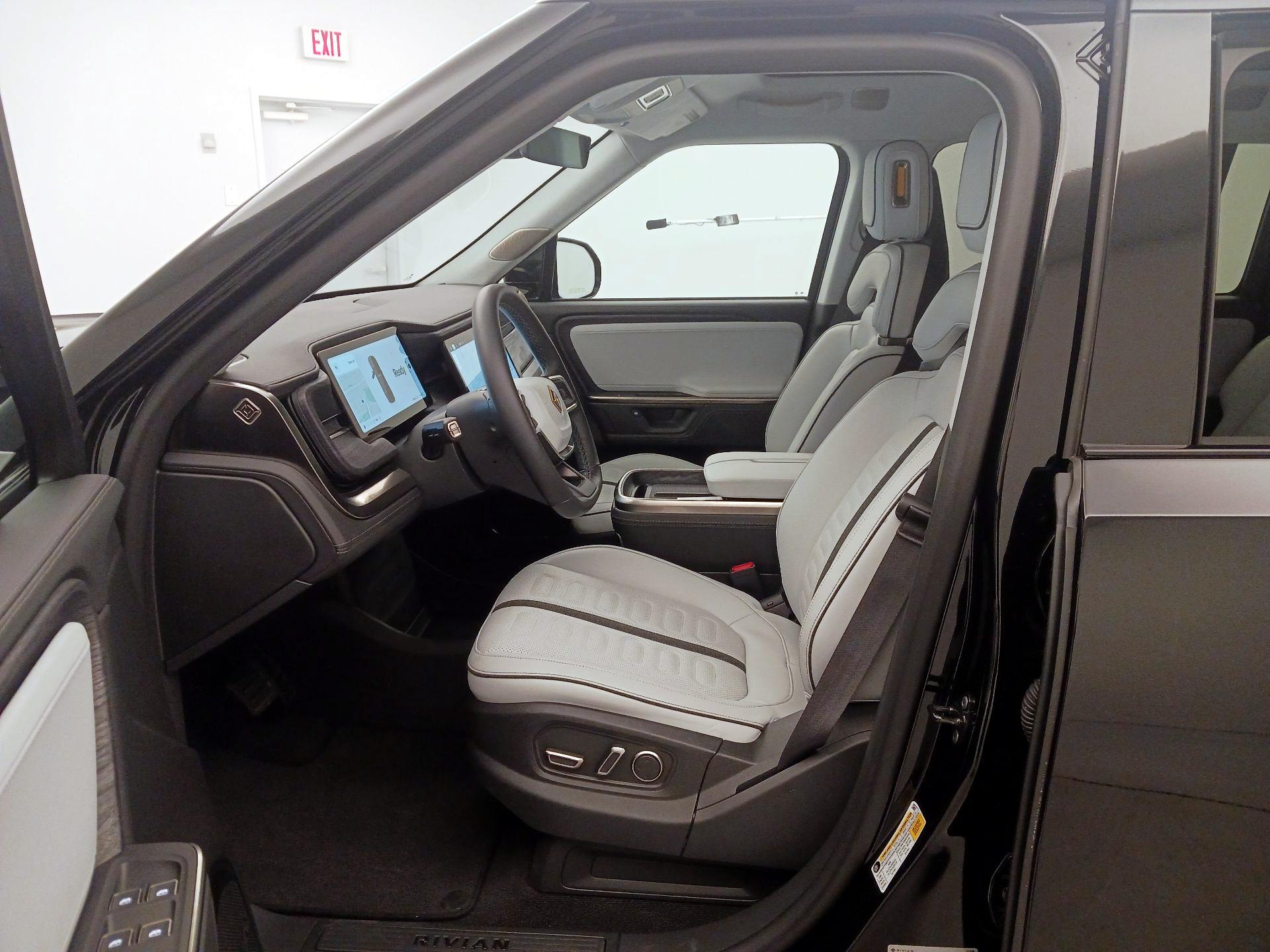 Thumbnail: 2025 Rivian R1S - 11