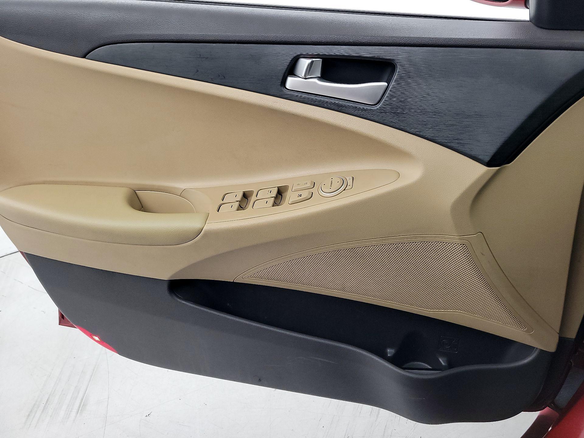 Thumbnail: 2013 Hyundai Sonata - 12