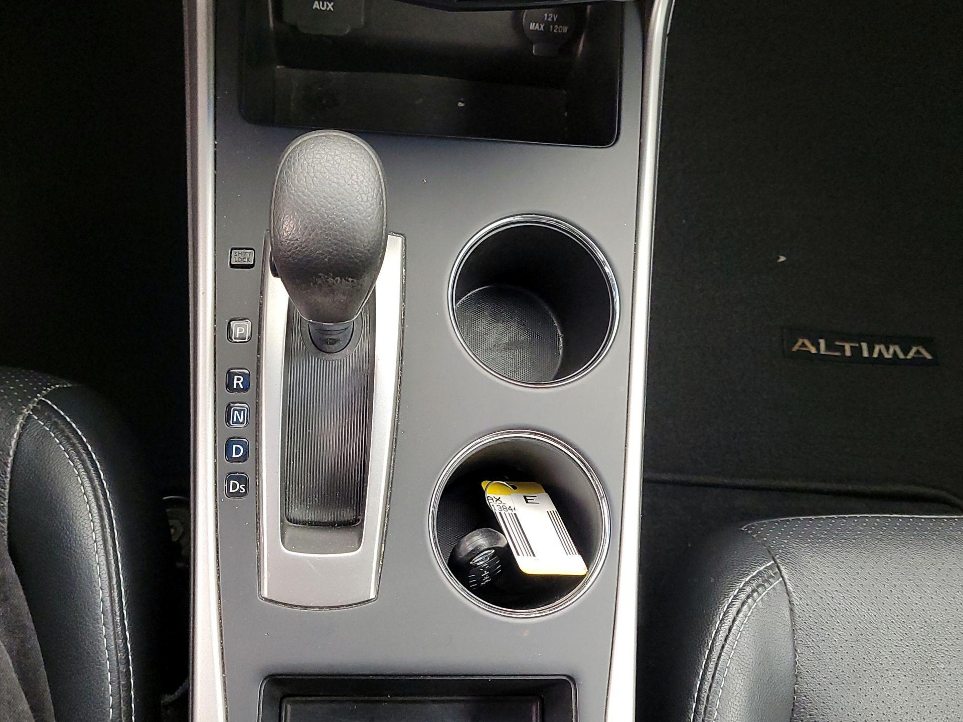 Thumbnail: 2015 Nissan Altima - 17