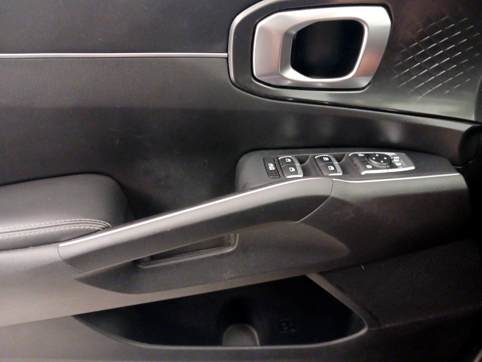 Thumbnail: 2023 Kia Sorento - 12