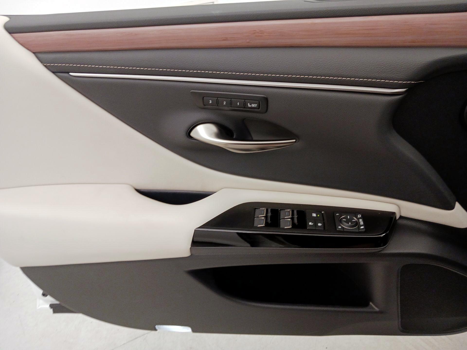 Thumbnail: 2025 Lexus ES - 12