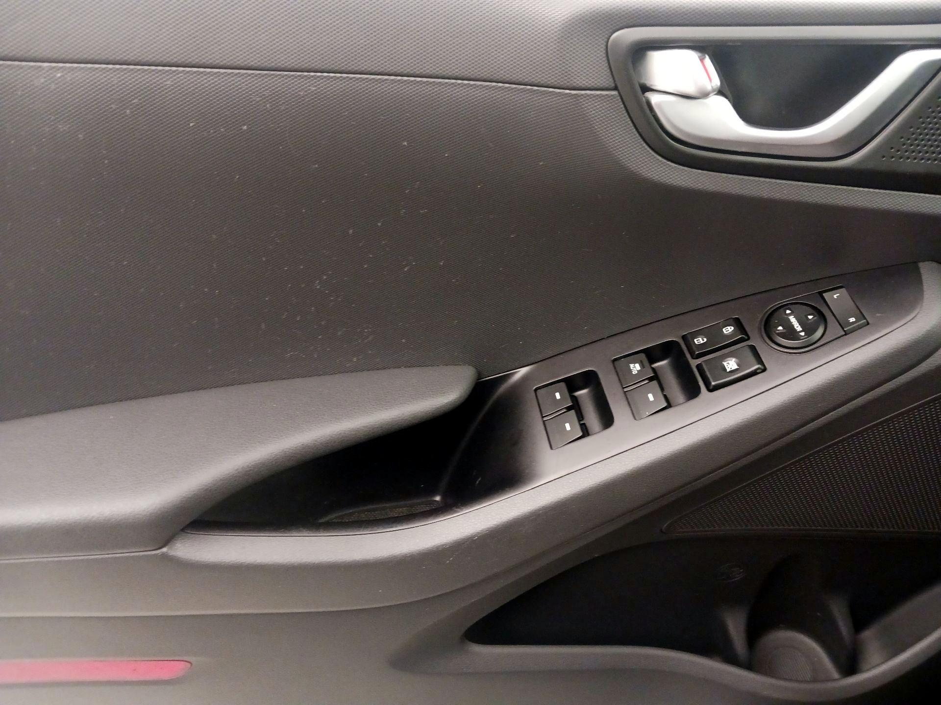 Thumbnail: 2018 Hyundai Ioniq - 12