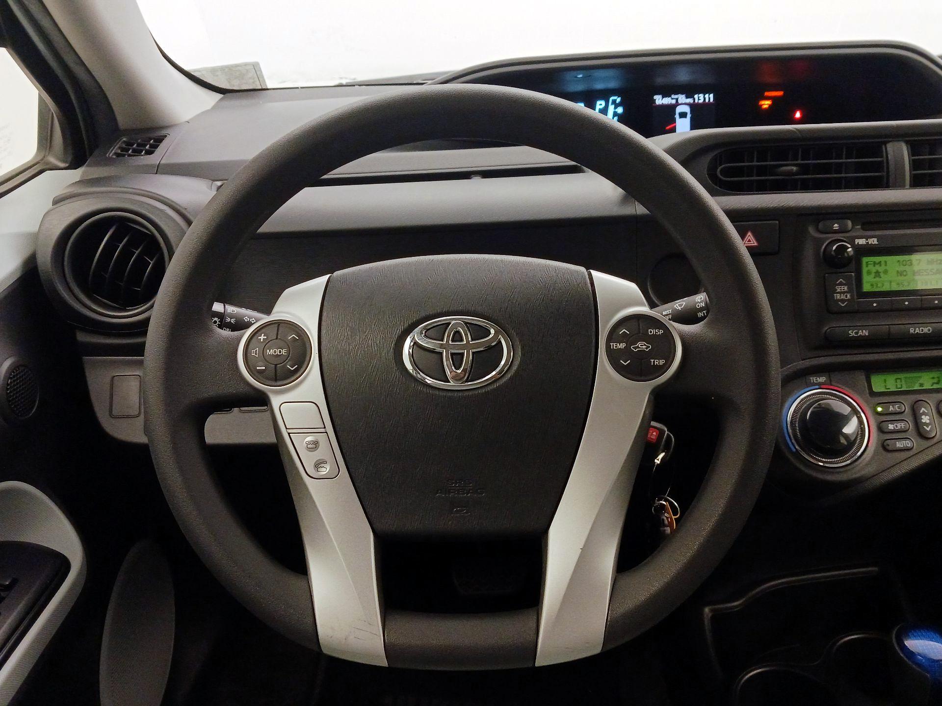 Thumbnail: 2014 Toyota Prius c - 10