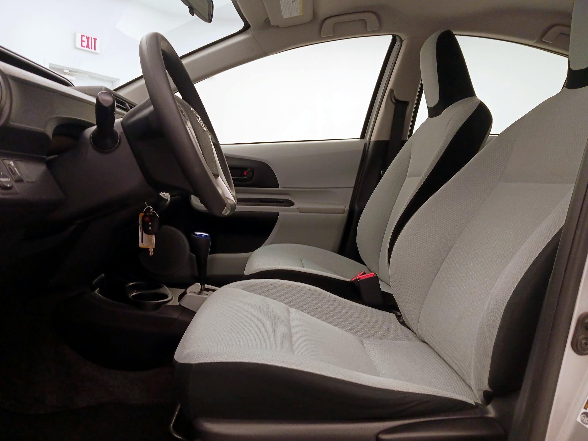 Thumbnail: 2014 Toyota Prius c - 11