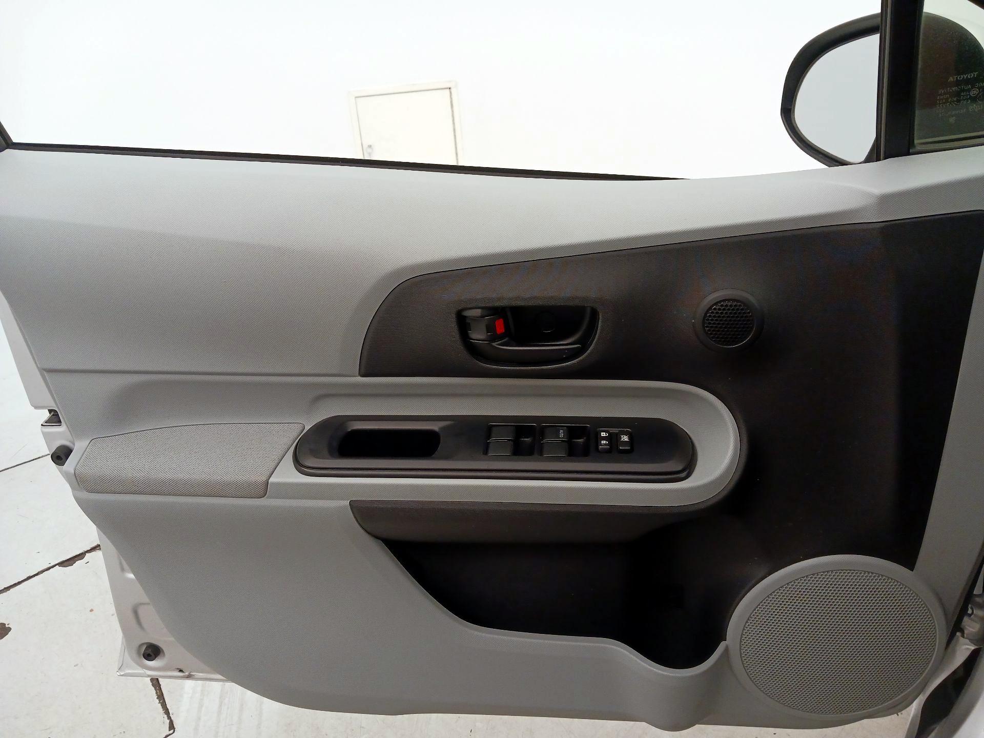 Thumbnail: 2014 Toyota Prius c - 12