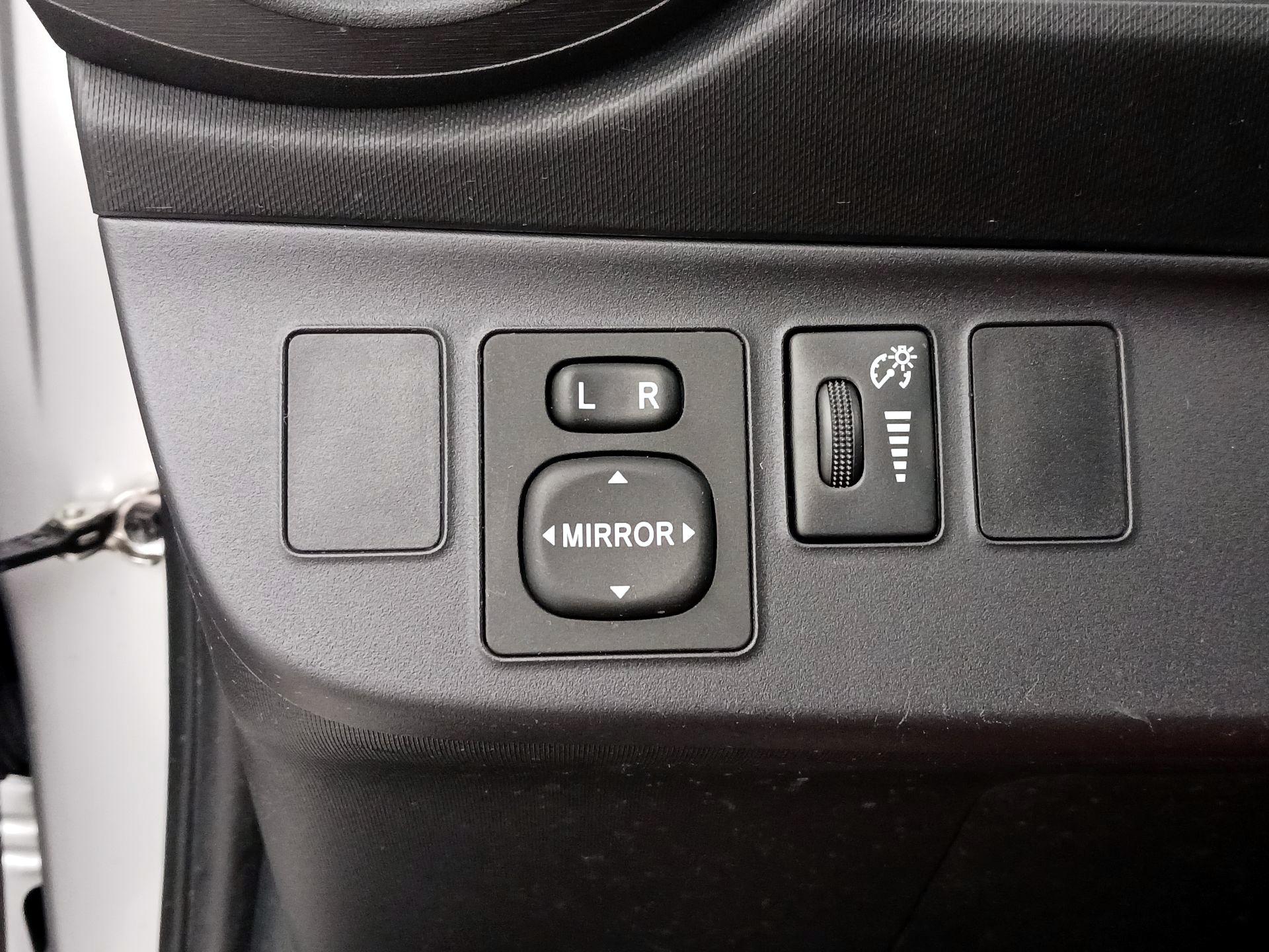 Thumbnail: 2014 Toyota Prius c - 13
