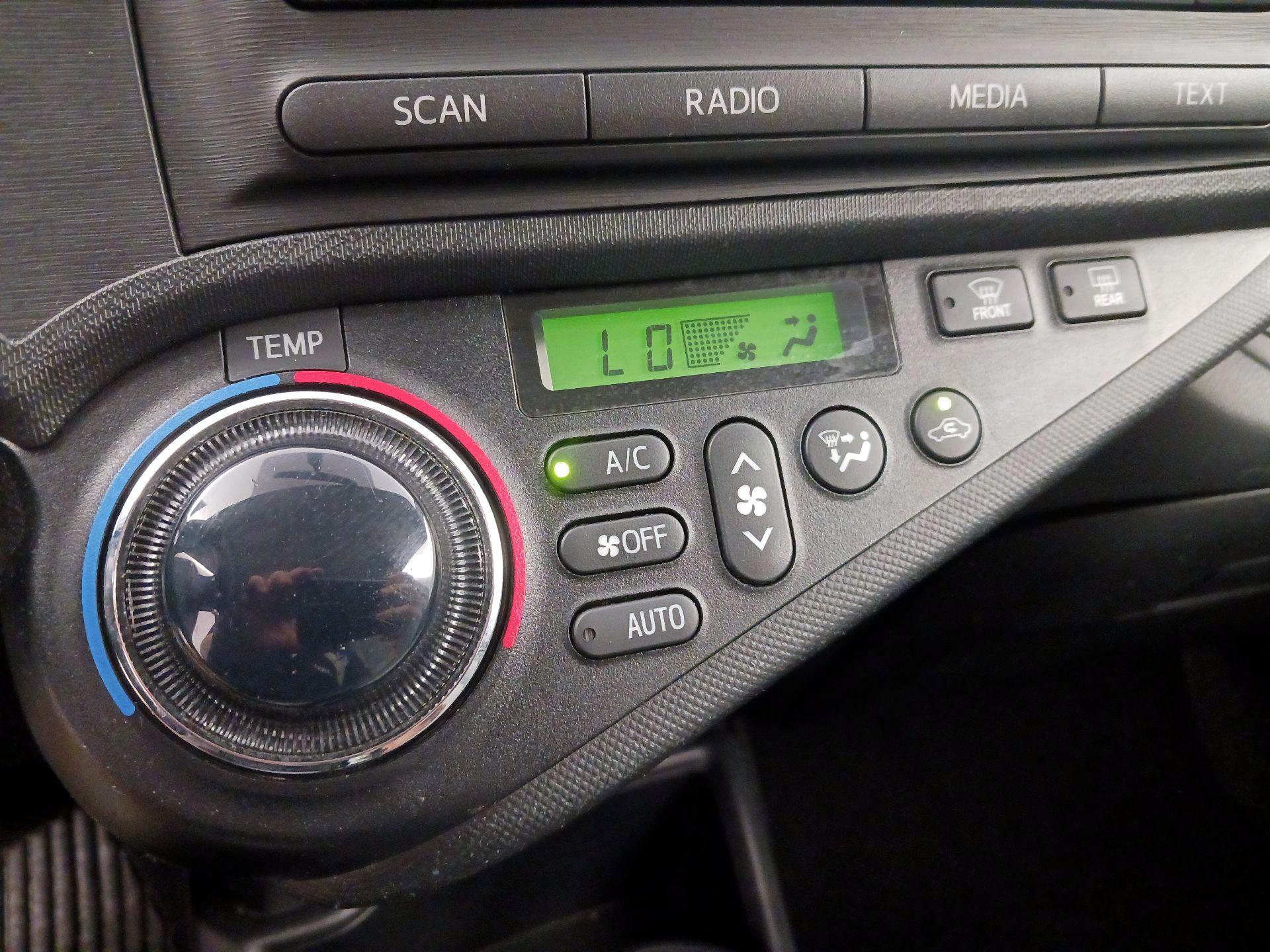 Thumbnail: 2014 Toyota Prius c - 15