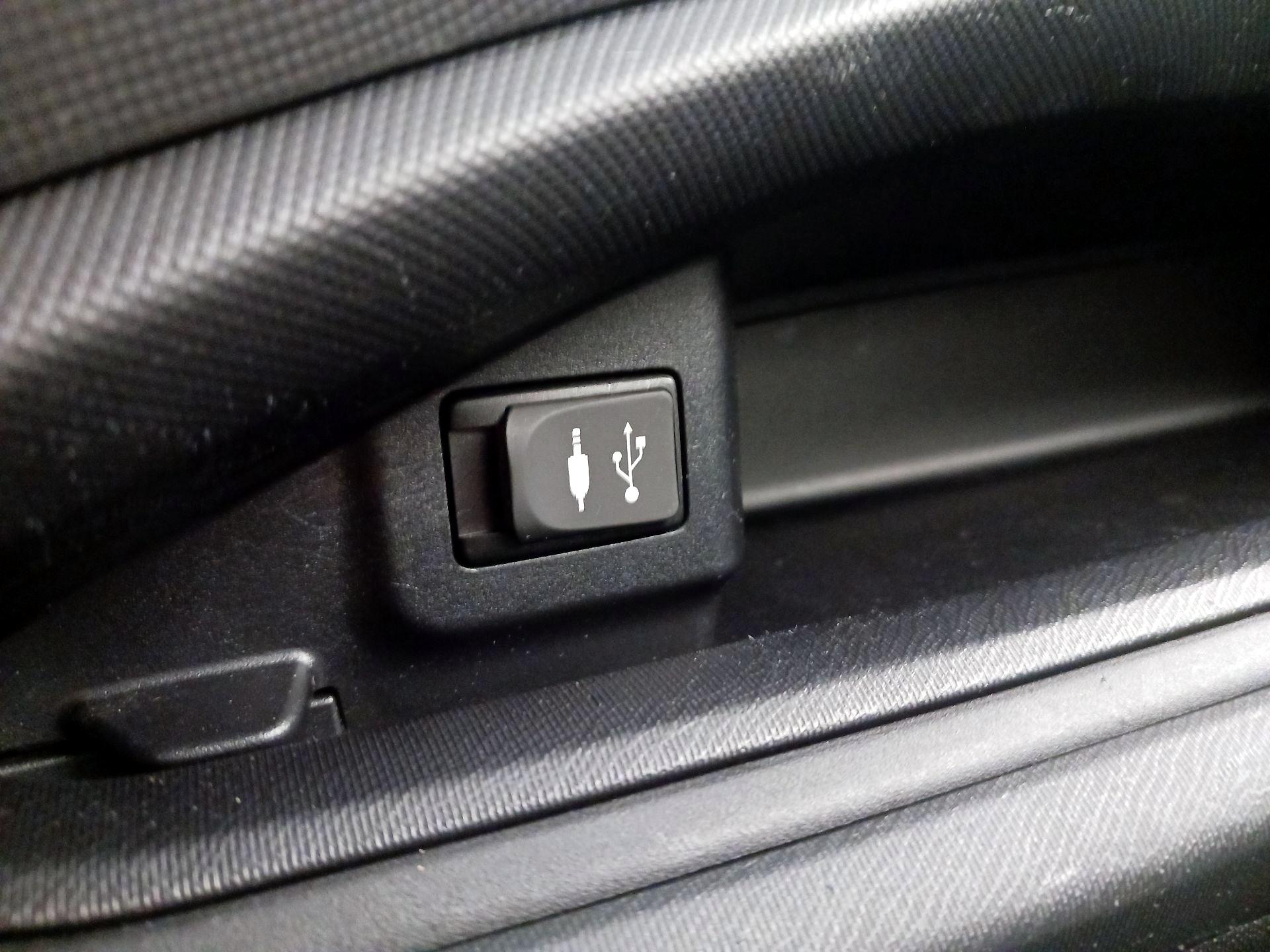 Thumbnail: 2014 Toyota Prius c - 17