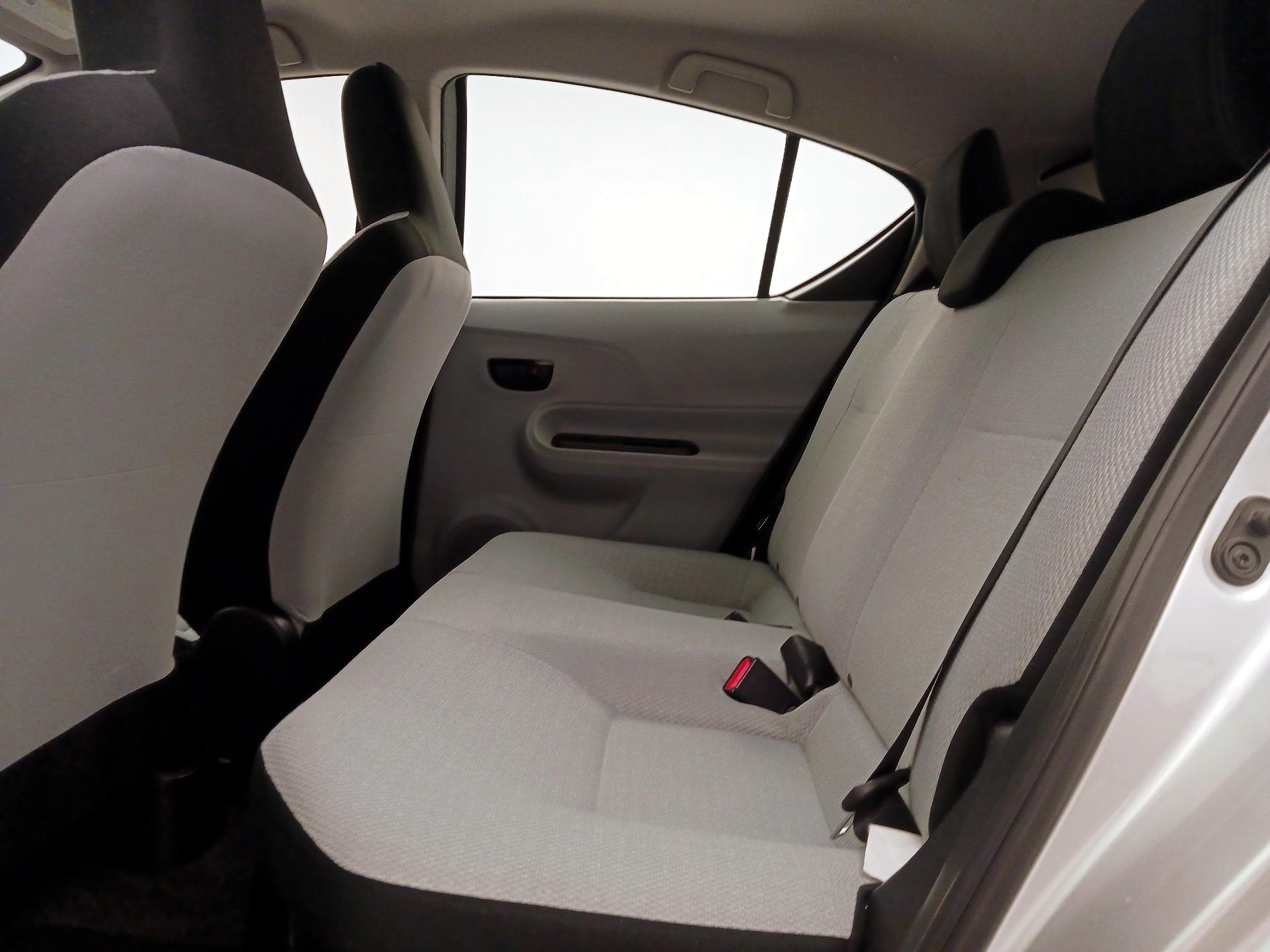 Thumbnail: 2014 Toyota Prius c - 18