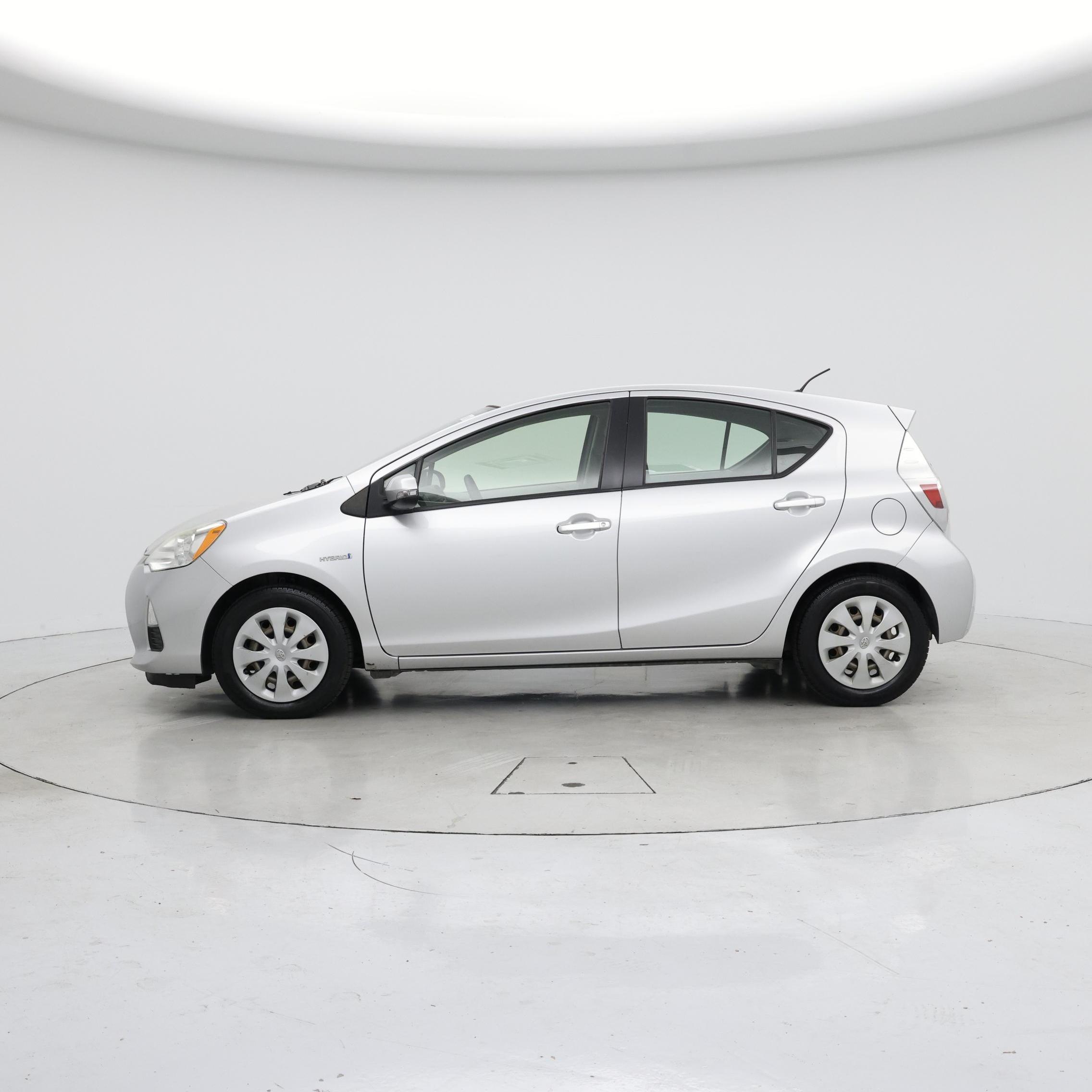Thumbnail: 2014 Toyota Prius c - 3
